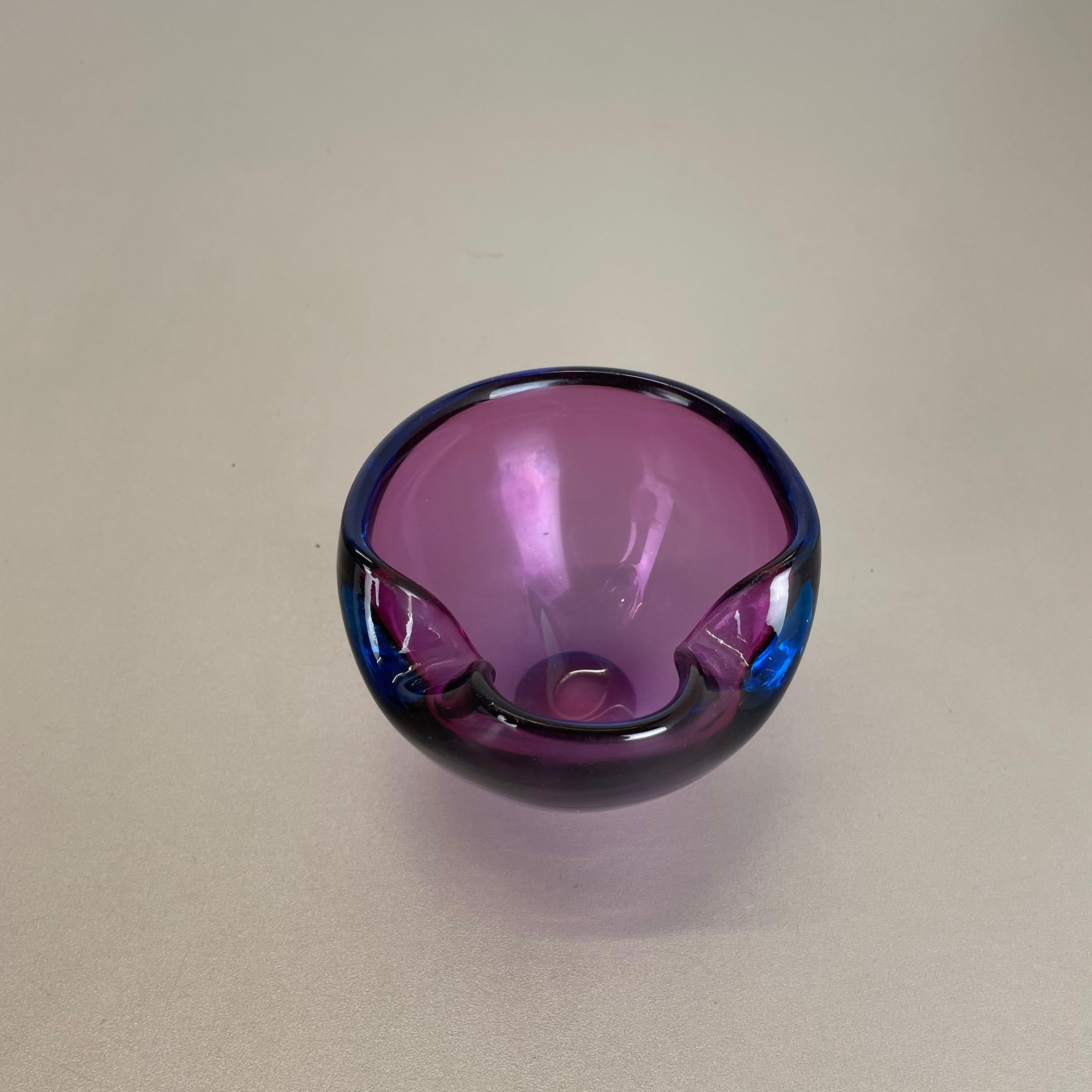 20ième siècle Cendrier en verre organique de Murano « violet » avec éléments en forme de coquille de bol, Murano, Italie, 1970 en vente