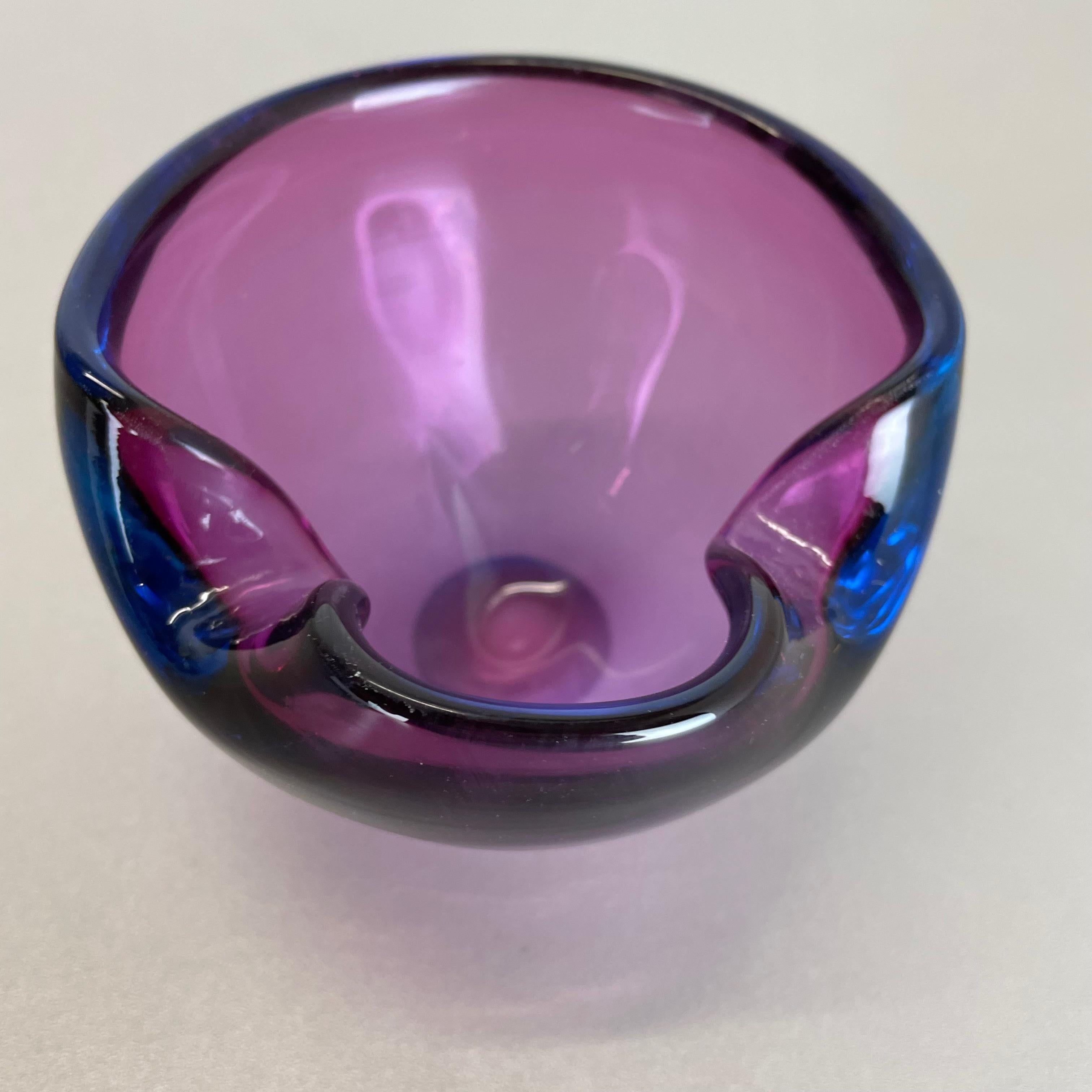 Cendrier en verre organique de Murano « violet » avec éléments en forme de coquille de bol, Murano, Italie, 1970 en vente 1