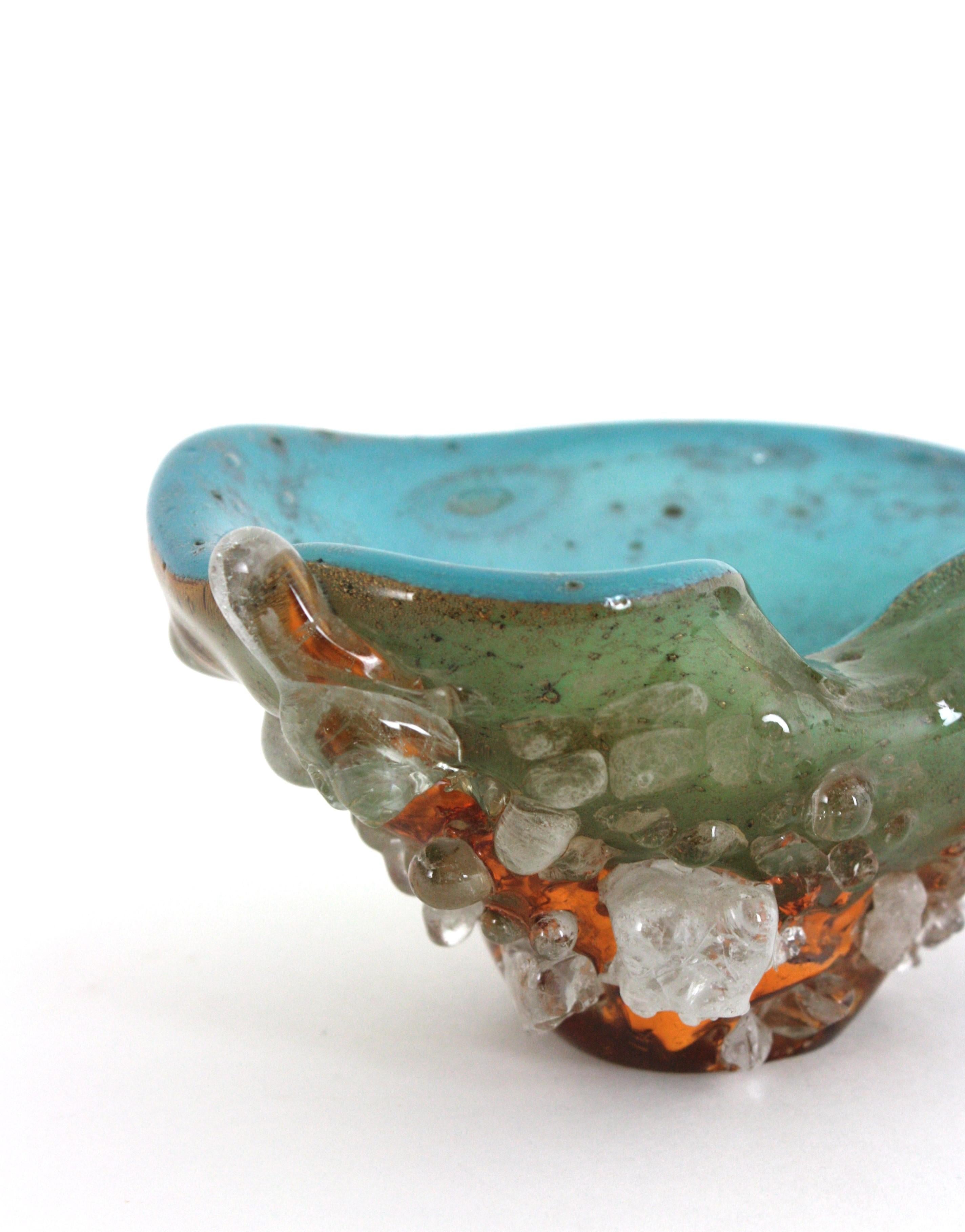 Cuenco orgánico de Murano en vidrio azul turquesa y ámbar con gotas de vidrio aplicadas, años 50 Moderno de mediados de siglo en venta