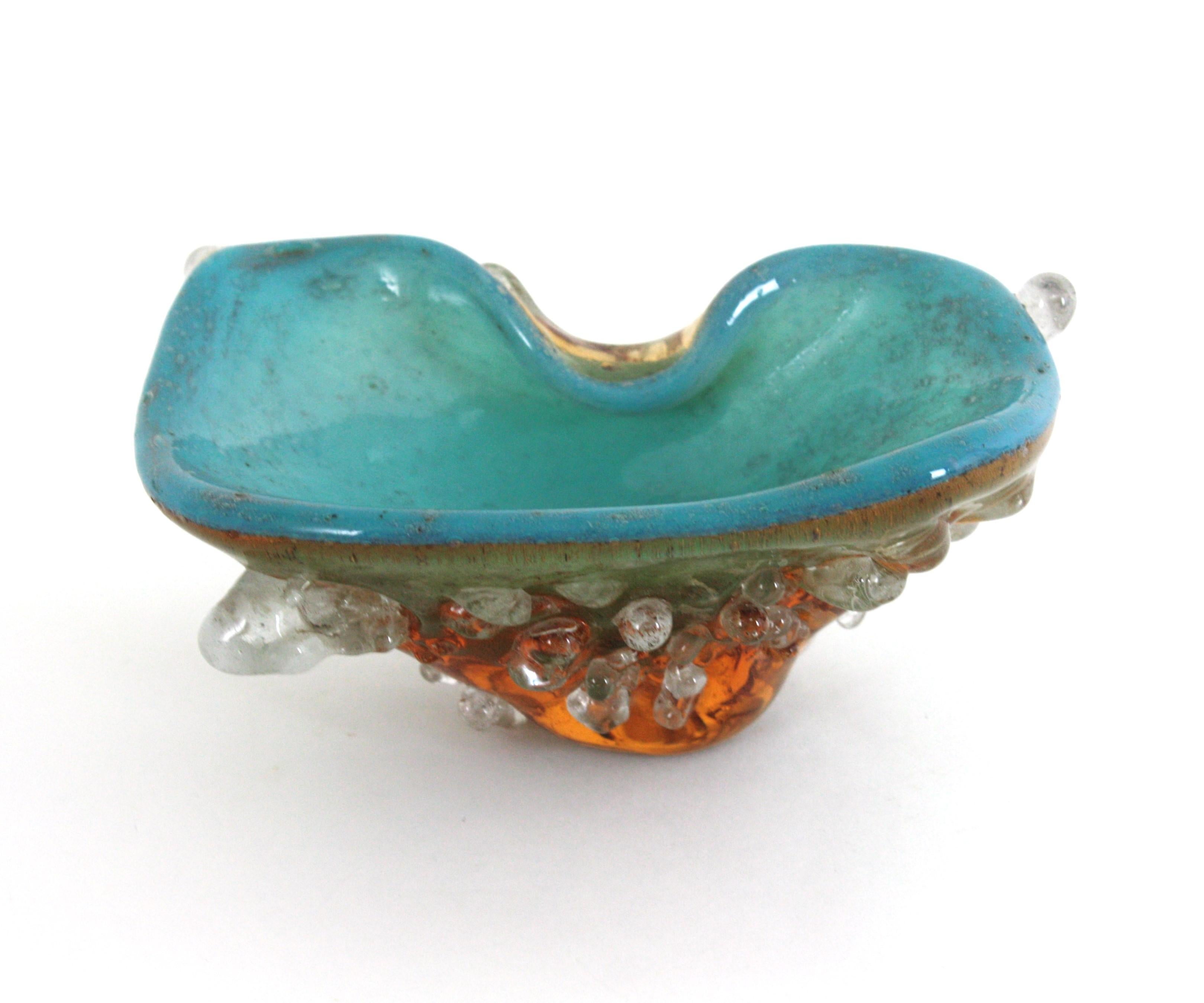 Cuenco orgánico de Murano en vidrio azul turquesa y ámbar con gotas de vidrio aplicadas, años 50 Hecho a mano en venta