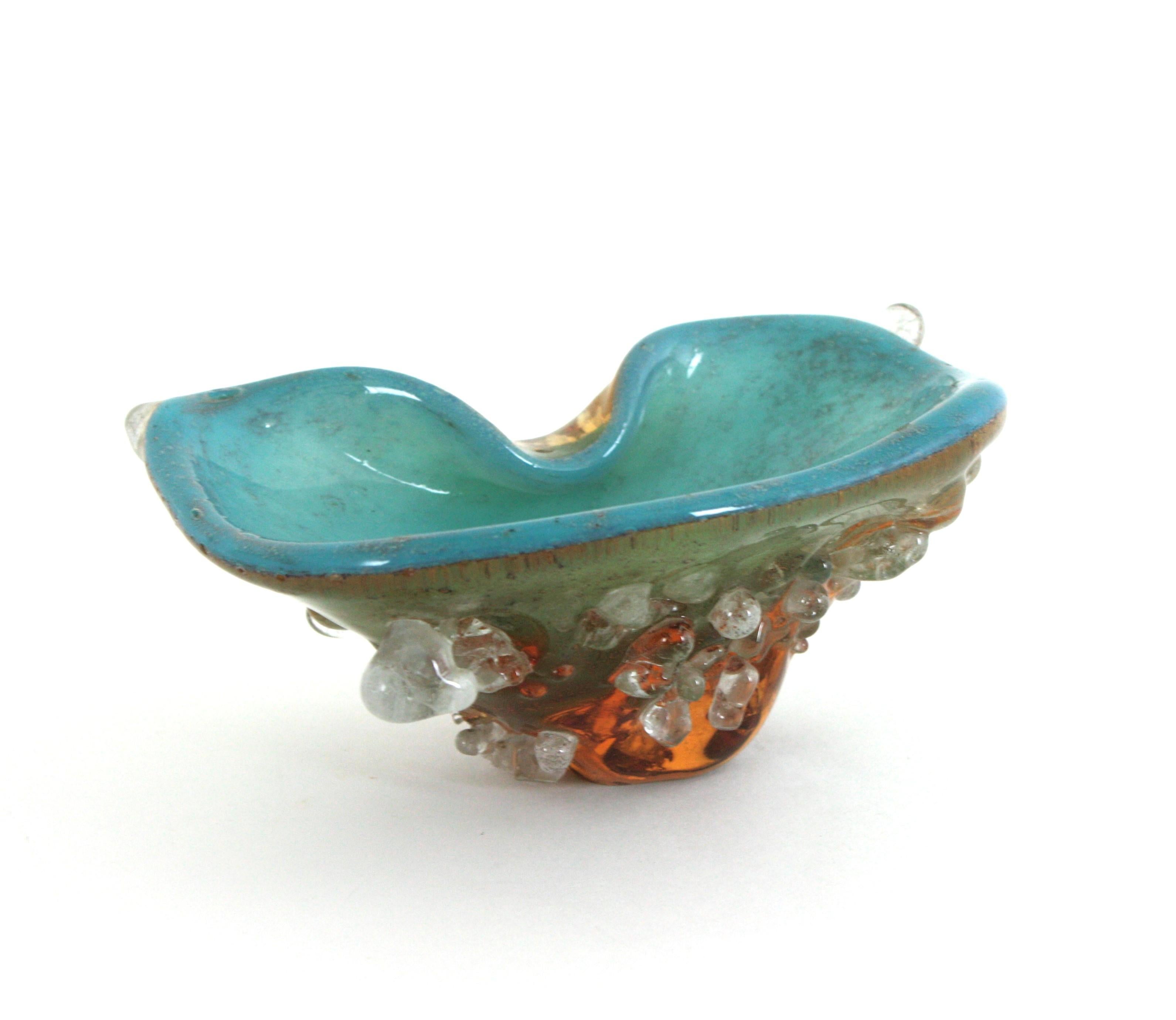 Cuenco orgánico de Murano en vidrio azul turquesa y ámbar con gotas de vidrio aplicadas, años 50 siglo XX en venta