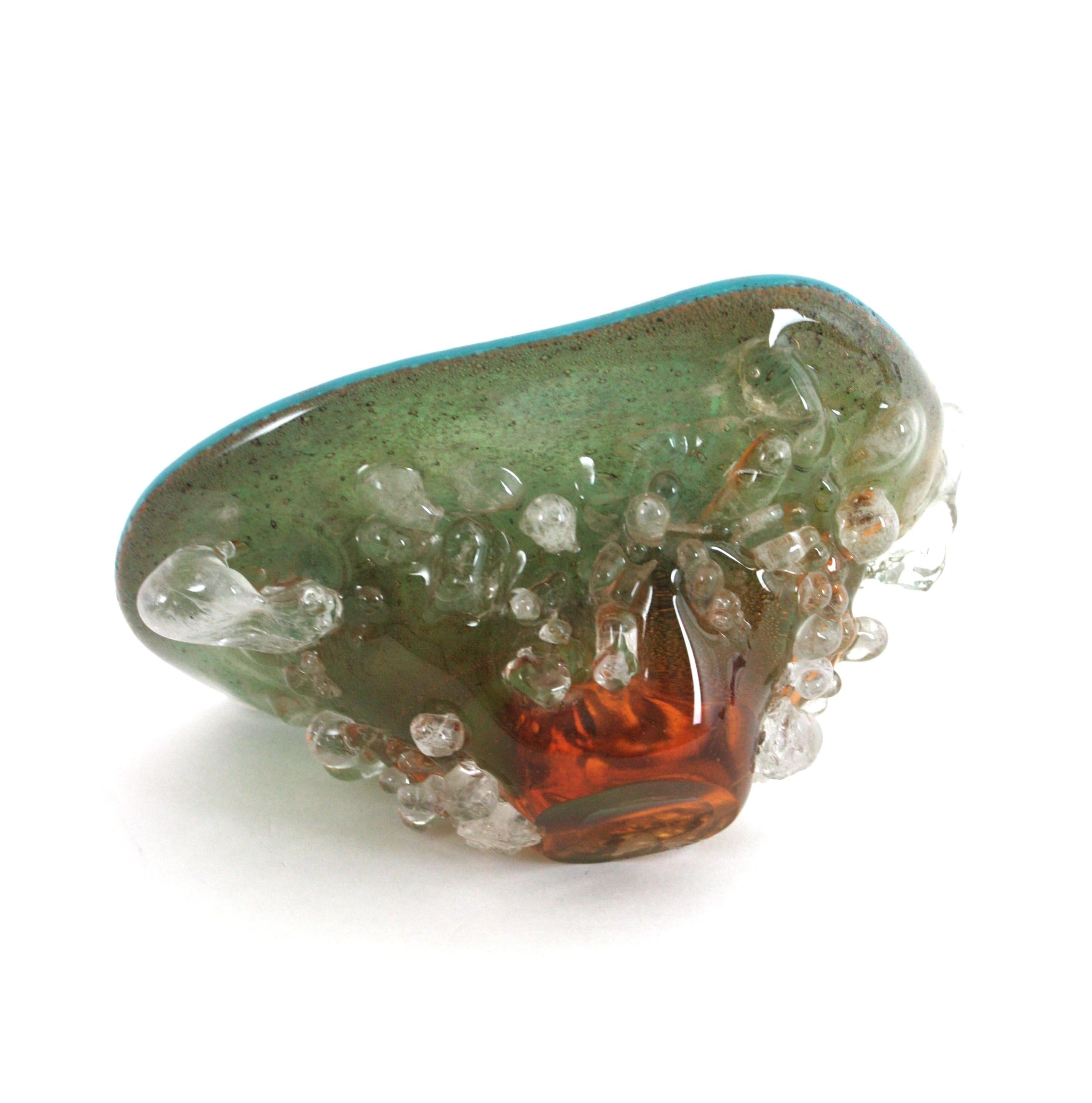 Cuenco orgánico de Murano en vidrio azul turquesa y ámbar con gotas de vidrio aplicadas, años 50 Vidrio artístico en venta