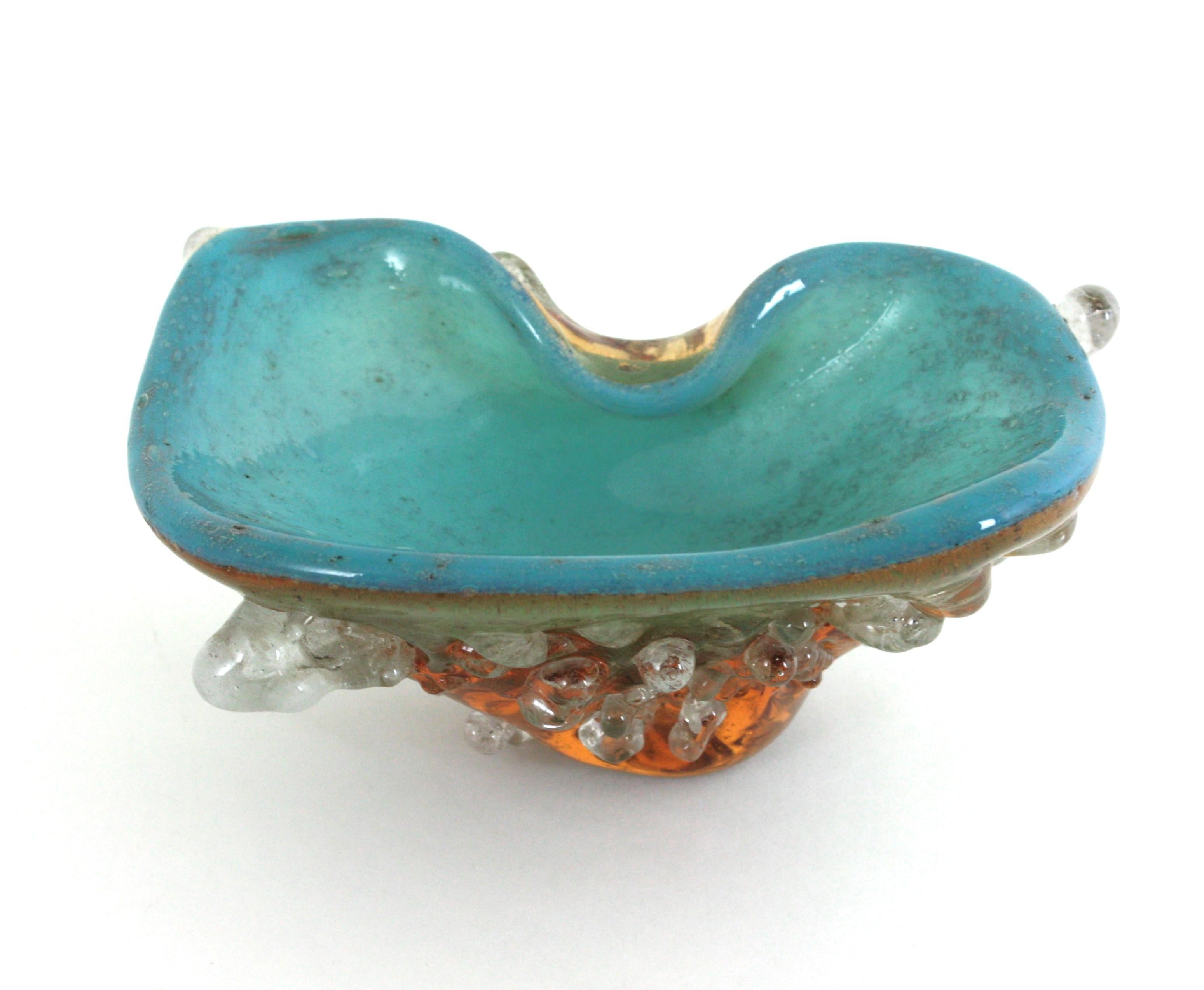 Cuenco orgánico de Murano en vidrio azul turquesa y ámbar con gotas de vidrio aplicadas, años 50 en venta 1
