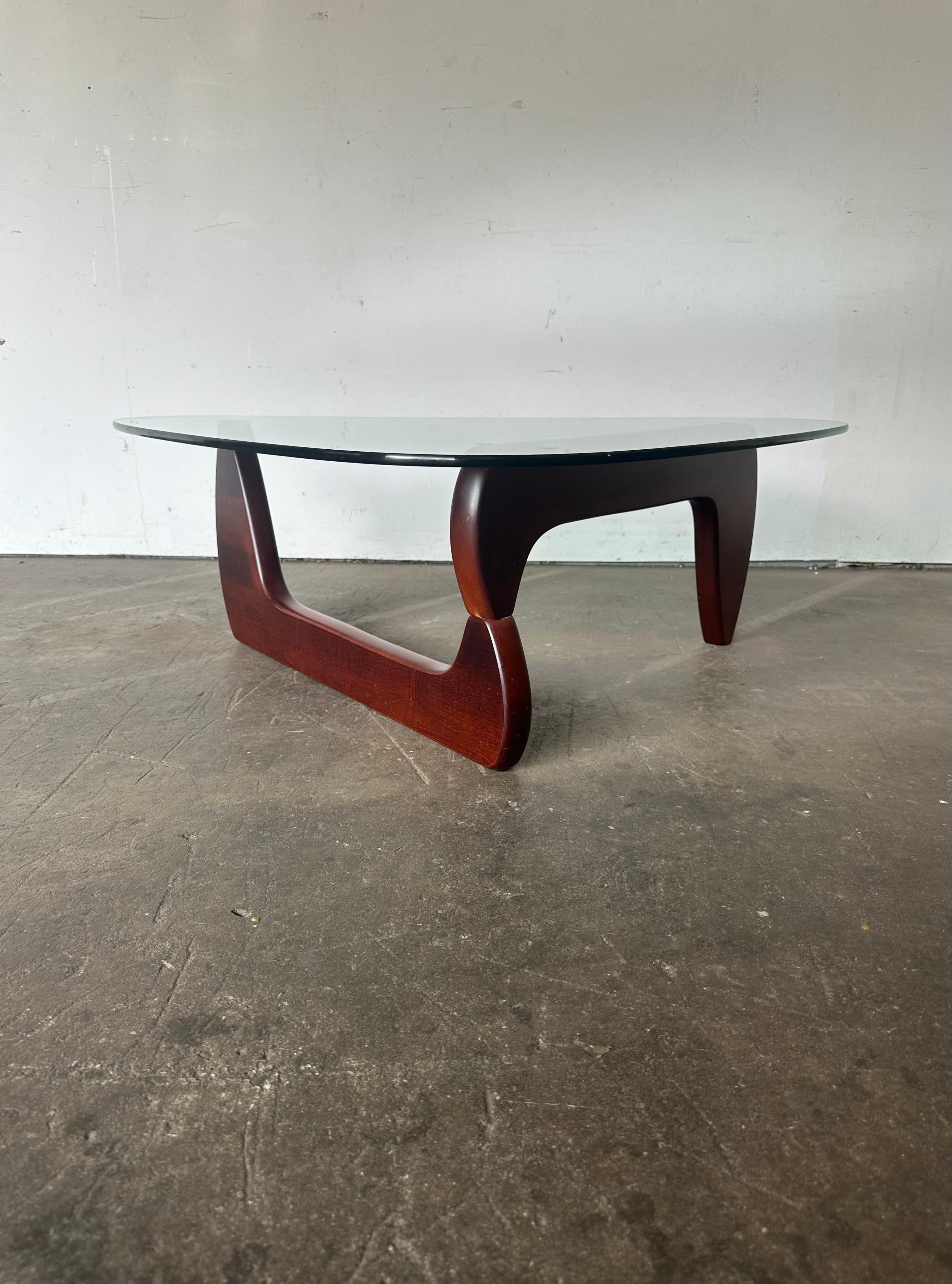 Elegante tavolino in vetro e legno nello stile di Isamu Noguchi. Forme organiche eseguite in vetro e ciliegio vibrante. Piccoli segni di normale utilizzo, ma in buone condizioni. Si presenta bene, senza schegge di vetro e con una vibrante tonalità