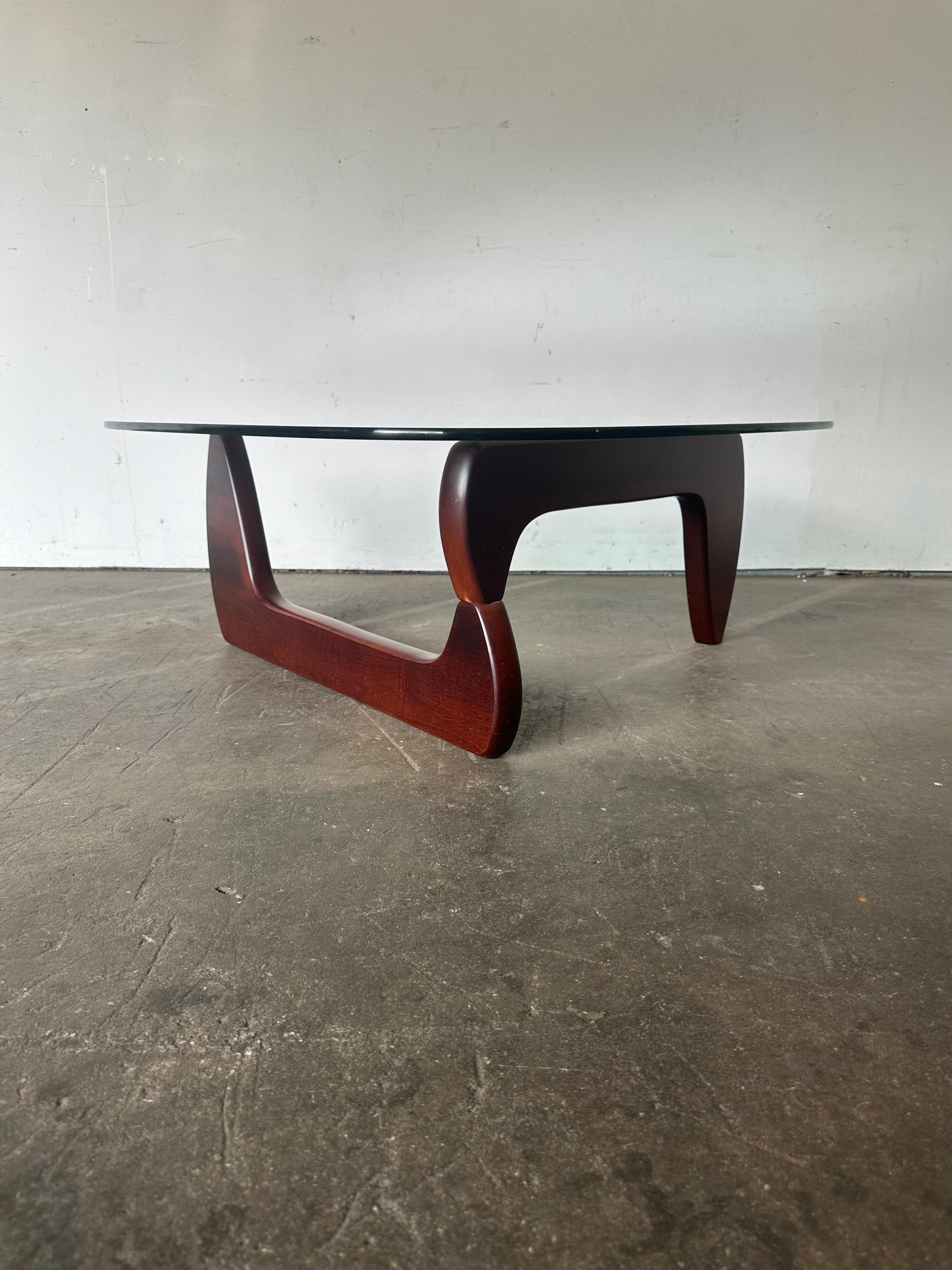 Americano Tavolino organico in stile Noguchi in ciliegio in vendita