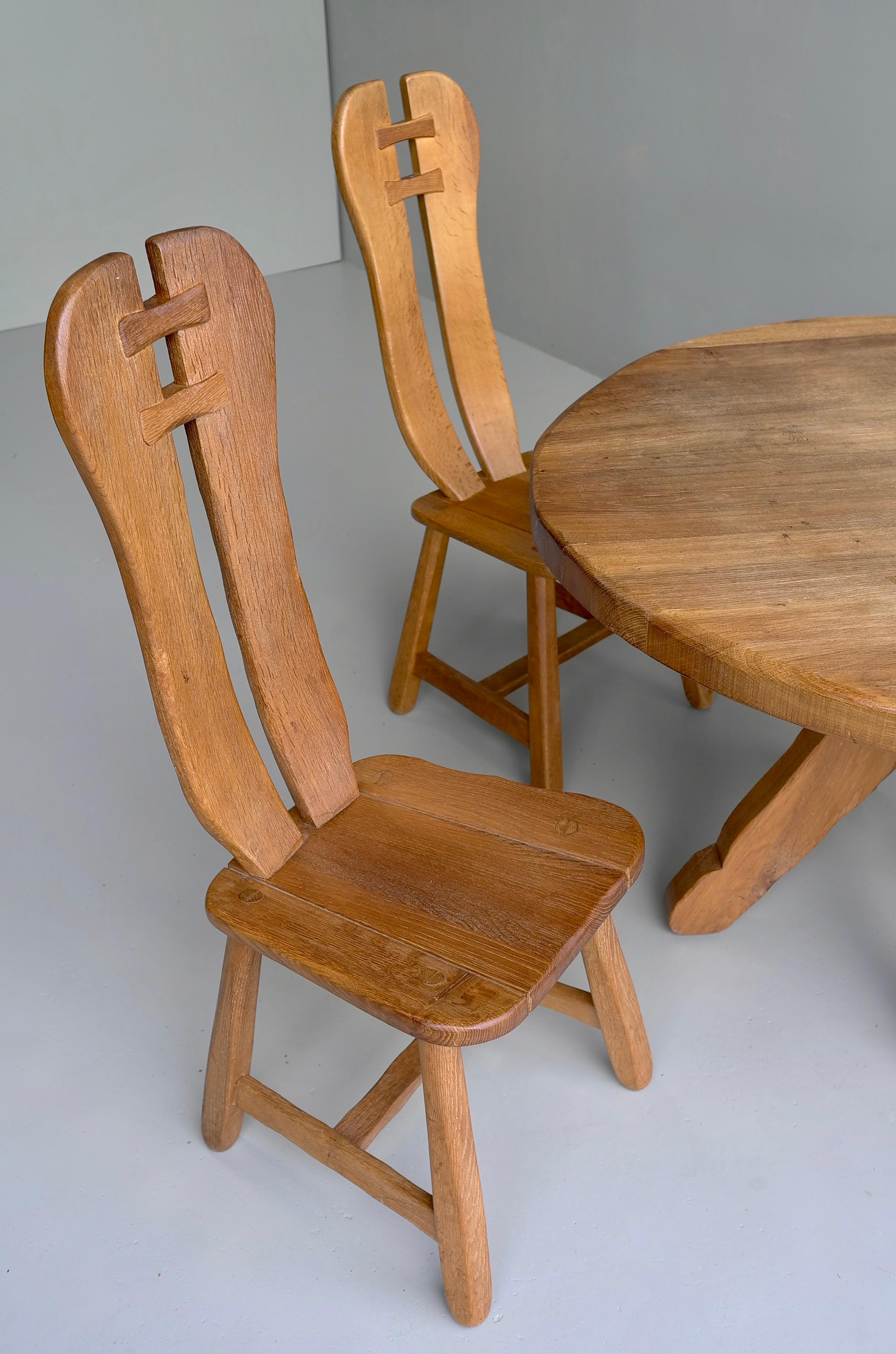 Organic oak dining set by Architectural Firm De Puydt, Belgium, 1970s.
De Puydt named thereself an artistic architectural firm, they created quality oak firm with unusual vorms.

Measures: Table diameter: 112, height 77cm
chairs: height 110, width