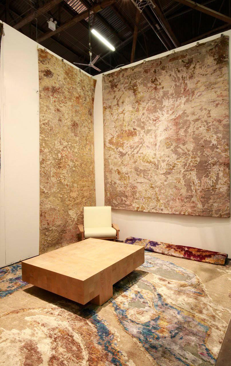 XXI secolo e contemporaneo Modello organico costiero annodato a mano in lana e seta Astratto  Tappeto Beige Turchese in vendita