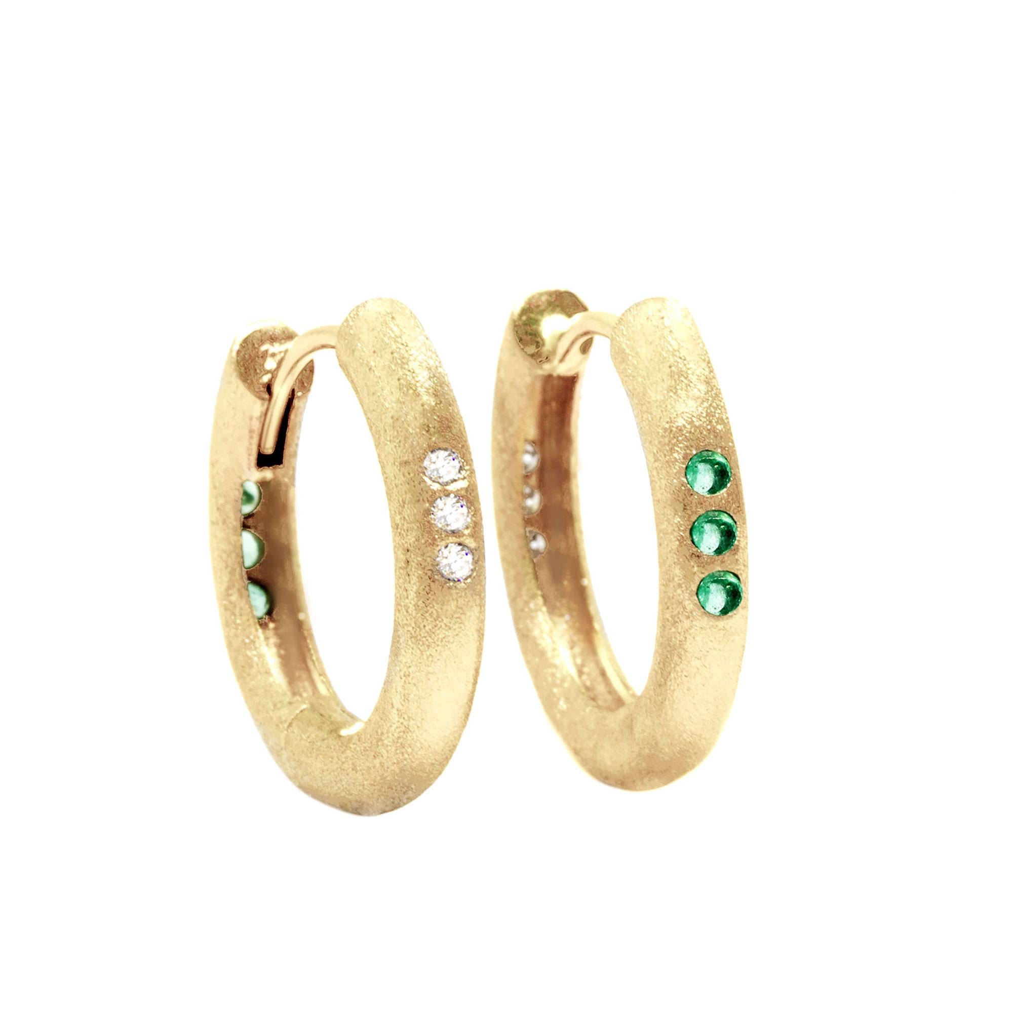 Contemporain Organic Opal Charms et The Zen Boucles d'oreilles réversibles Huggies en or 18 carats en vente