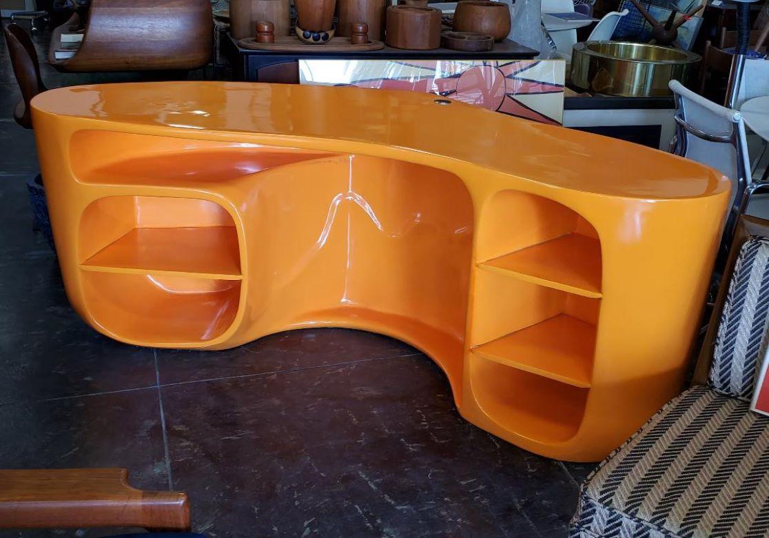 Bureau de style BAOBAB en fibre de verre orange organique attribué à Philippe Starck en vente 3