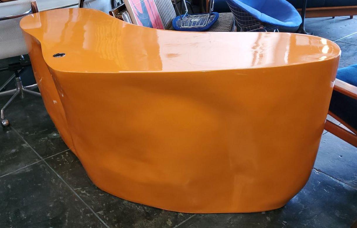 Bureau de style BAOBAB en fibre de verre orange organique attribué à Philippe Starck en vente 4