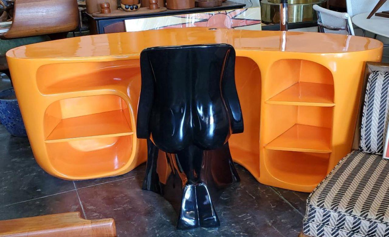 Bureau de style BAOBAB en fibre de verre orange organique attribué à Philippe Starck en vente 9