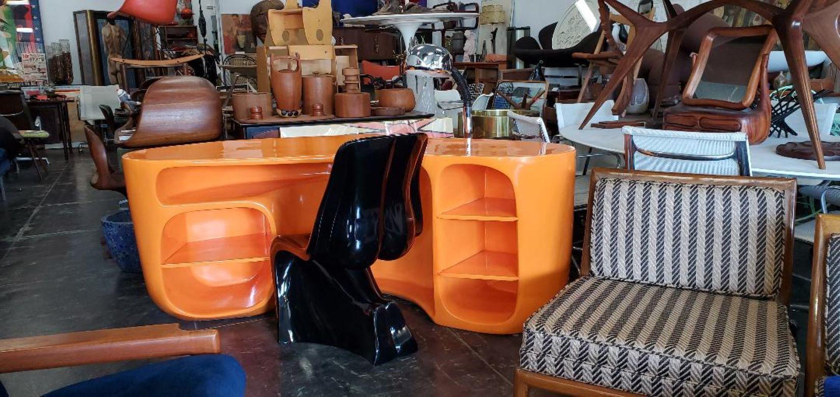 Bureau de style BAOBAB en fibre de verre orange organique attribué à Philippe Starck en vente 10