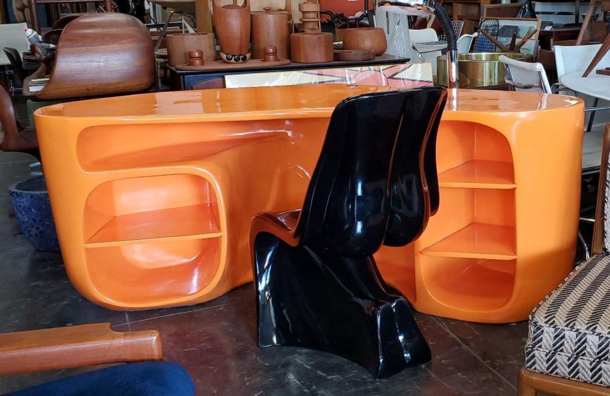 Bureau en fibre de verre orange organique de style 