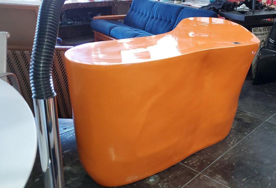 Mid-Century Modern Bureau de style BAOBAB en fibre de verre orange organique attribué à Philippe Starck en vente
