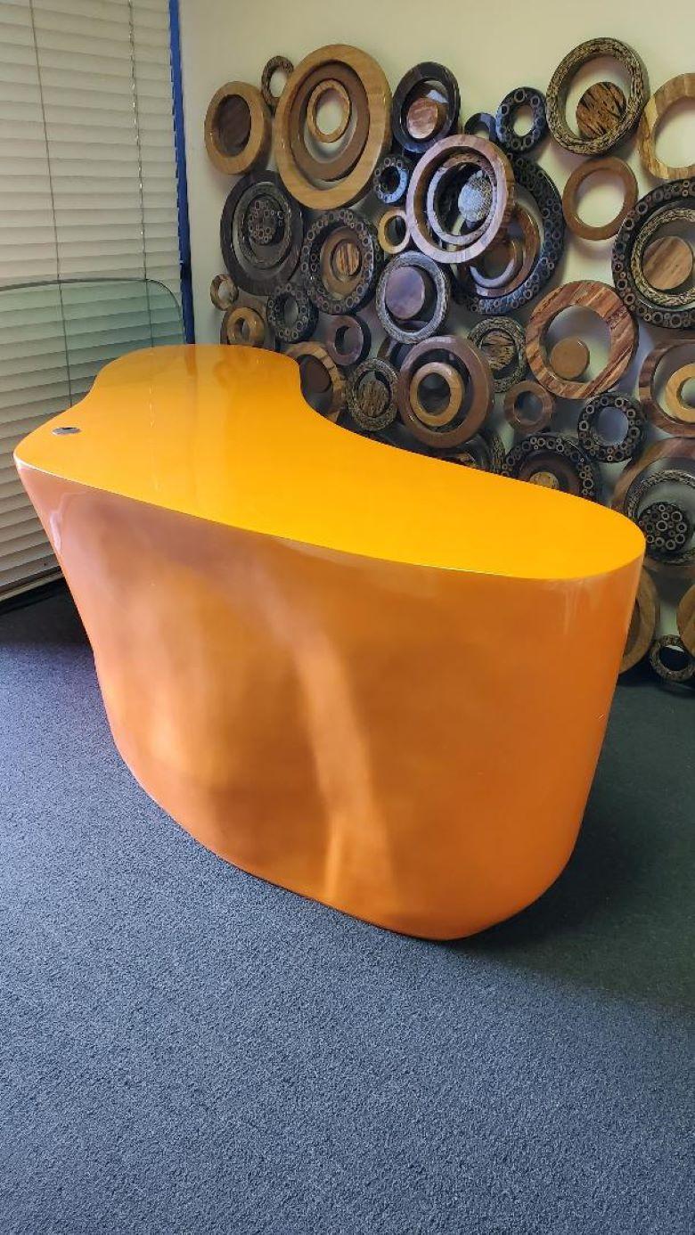 Inconnu Bureau de style BAOBAB en fibre de verre orange organique attribué à Philippe Starck en vente