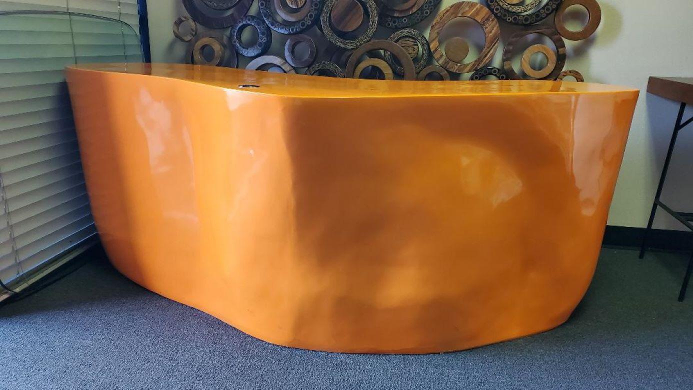 20ième siècle Bureau de style BAOBAB en fibre de verre orange organique attribué à Philippe Starck en vente