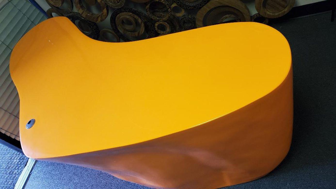 Bureau de style BAOBAB en fibre de verre orange organique attribué à Philippe Starck en vente 1