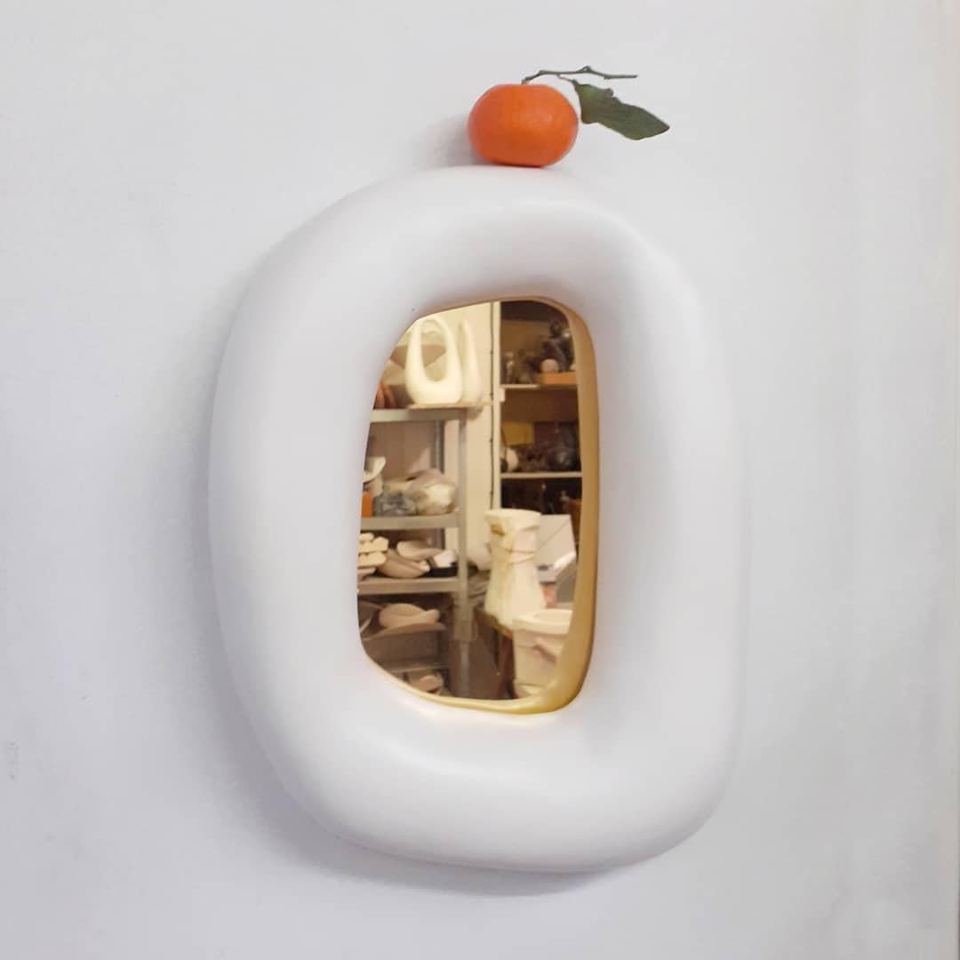 Organischer Ovaler Form Glänzende Keramische Flüssige Kunst Skulpturaler Spiegel von Elsa Foulon (Keramik) im Angebot