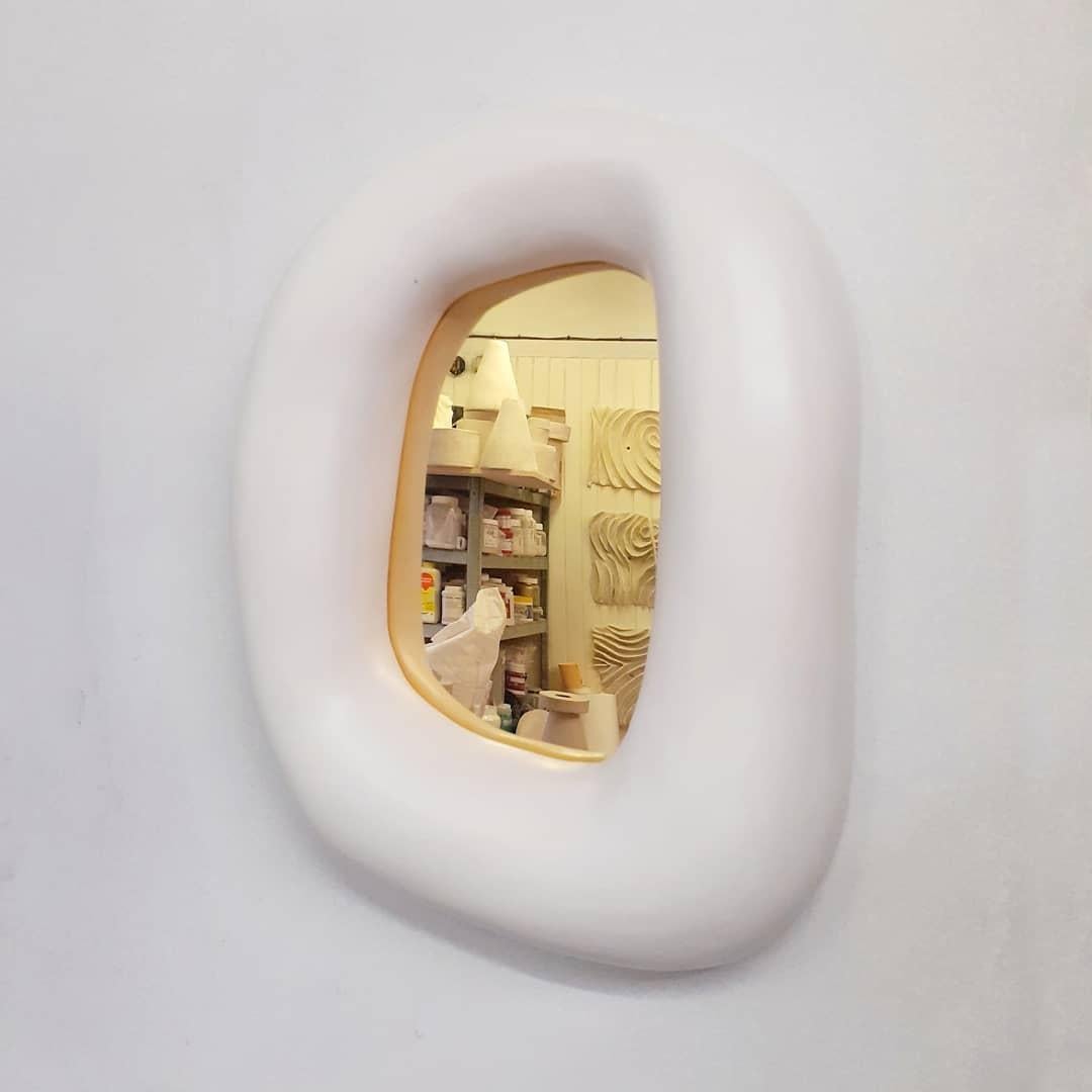 Organischer Ovaler Form Glänzende Keramische Flüssige Kunst Skulpturaler Spiegel von Elsa Foulon im Angebot 1
