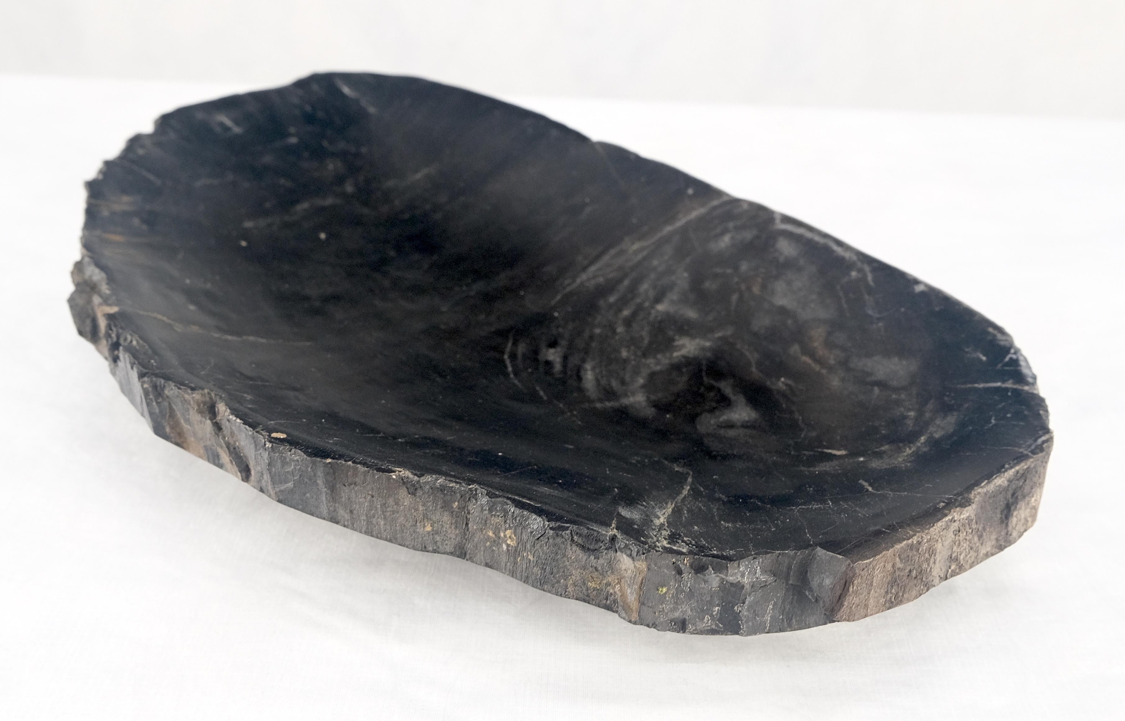 Vassoio organico di forma ovale in legno pietrificato nero e marrone, ciotola, piatto e posacenere in vendita 1