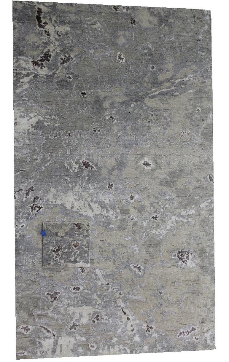 Alfombra orgánica abstracta anudada a mano en lana y seda gris plata y beige a medida Indio en venta