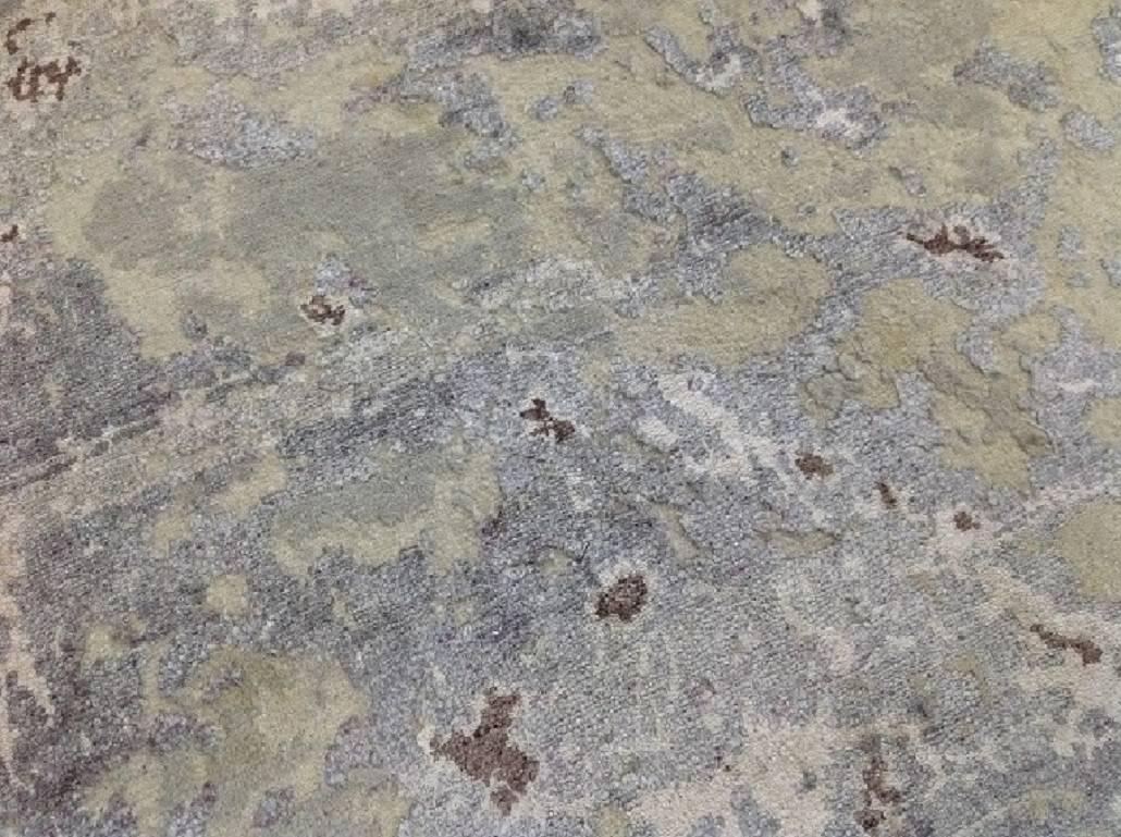Alfombra orgánica abstracta anudada a mano en lana y seda gris plata y beige a medida en Nuevo estado para la venta en New York, NY