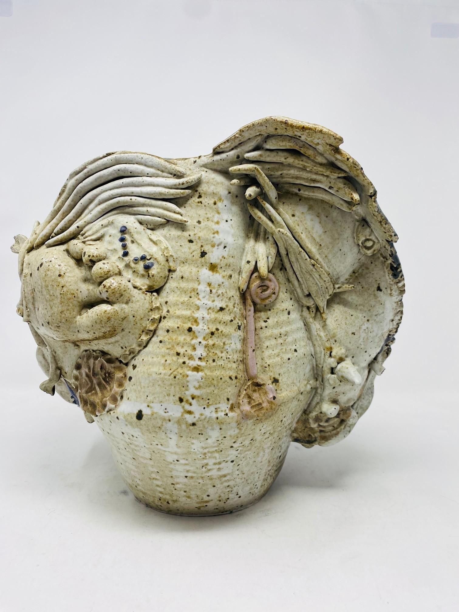 Großartige Skulptur von Organic Studio mit postmoderner und brutalistischer Ausstrahlung. Dieses Stück hat ein einzigartiges, großartiges Design und ist unmarkiert, unsigniert, aber vermutlich aus den frühen 1970er Jahren. Das Zusammentreffen einer