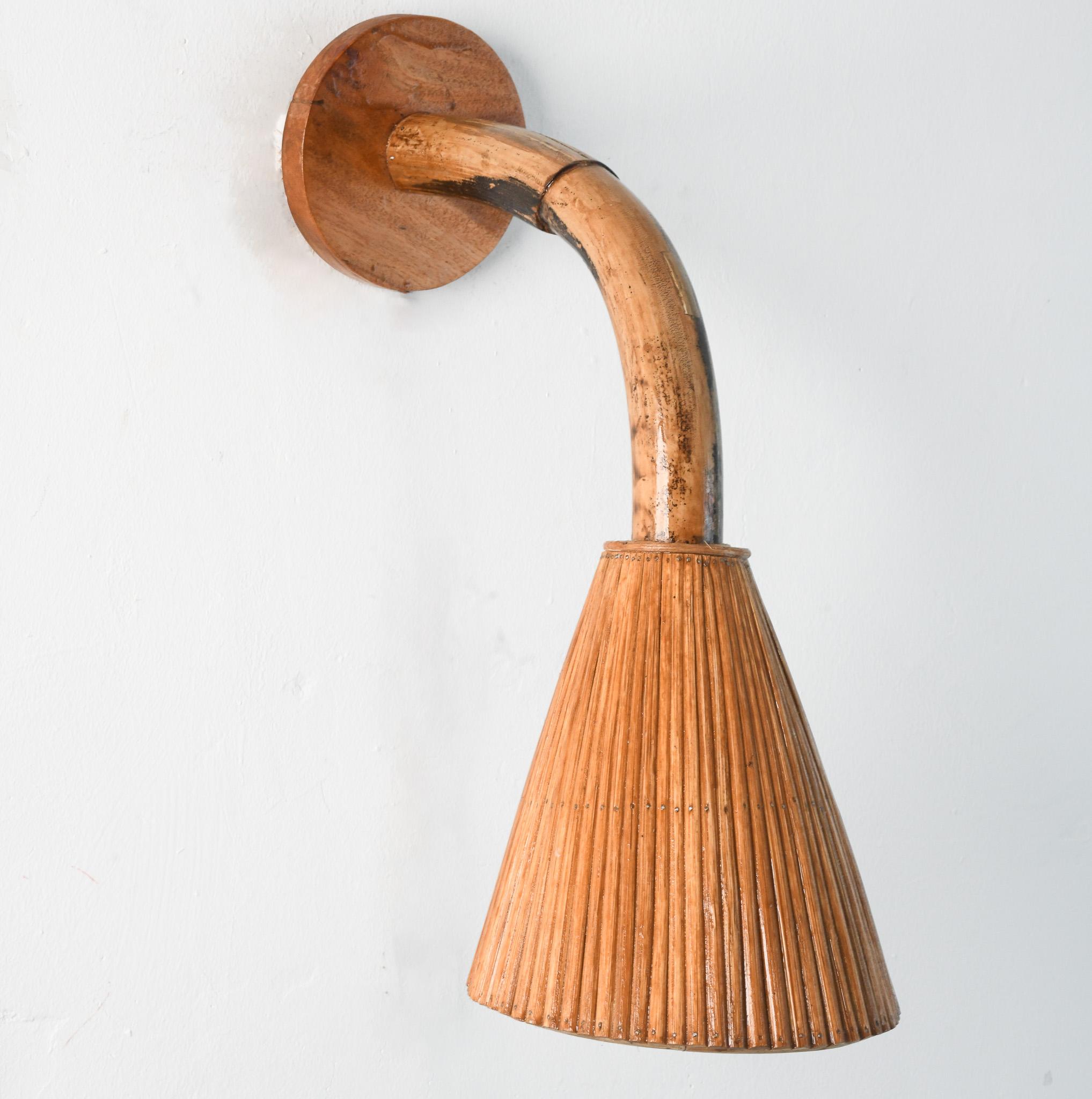 Mid-Century moderno Lampada da parete in rattan organico con paralume a cono in vendita