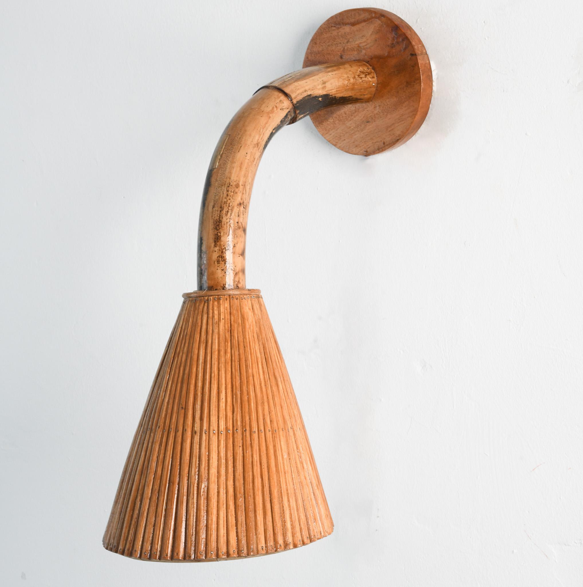 Filippino Lampada da parete in rattan organico con paralume a cono in vendita