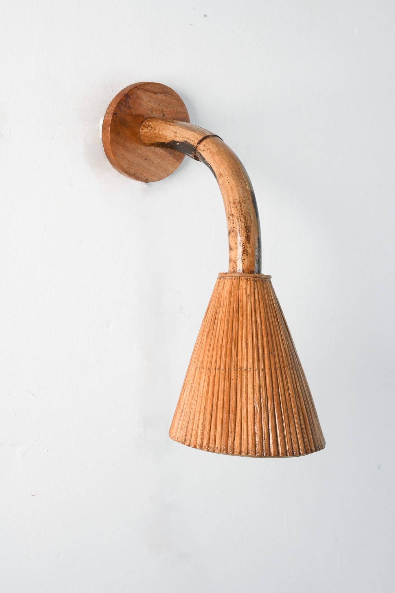 Intagliato a mano Lampada da parete in rattan organico con paralume a cono in vendita