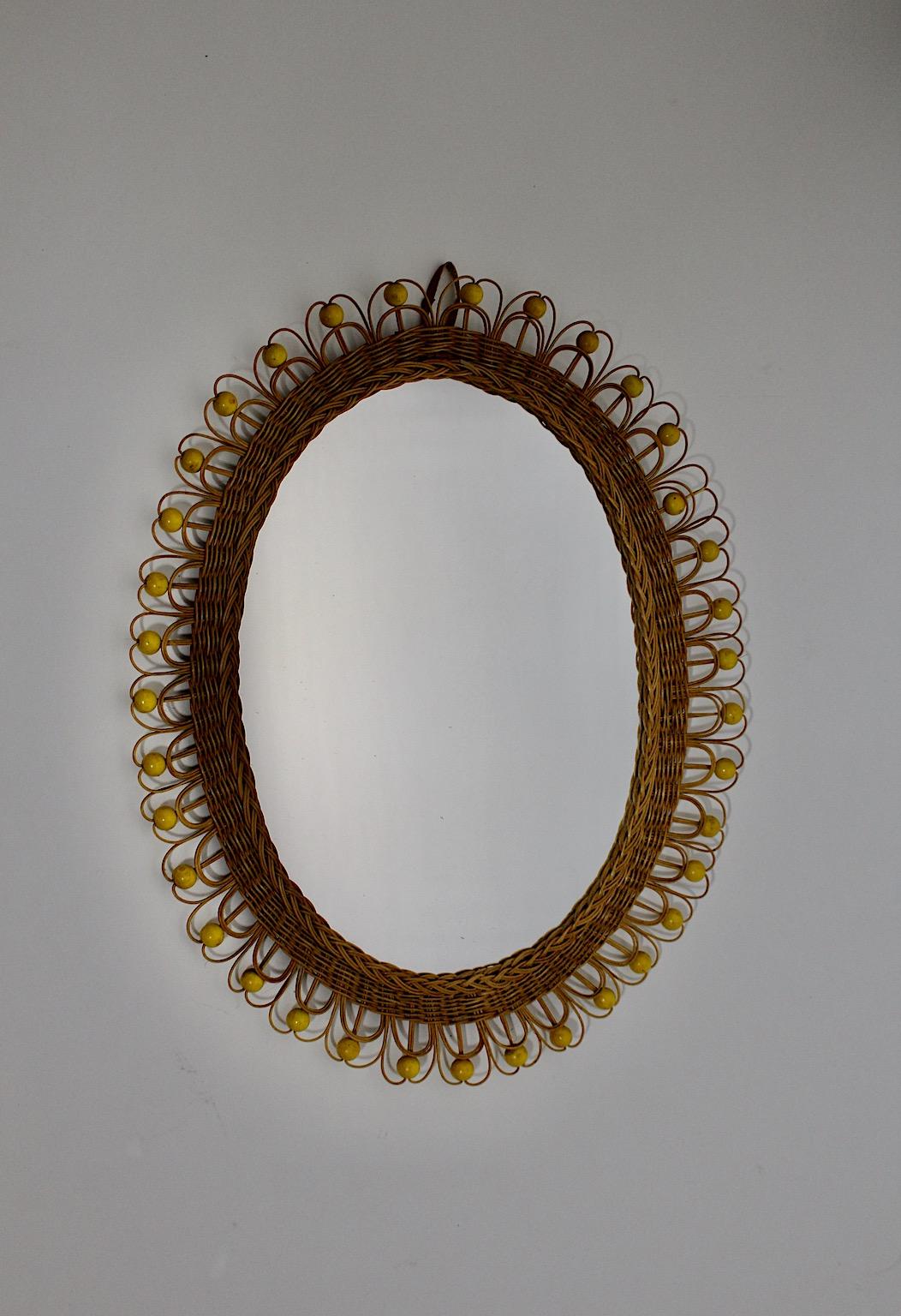 Mid-Century Modern Miroir mural ovale en rotin organique avec perles jaunes en forme de paon, Autriche, 1970 en vente