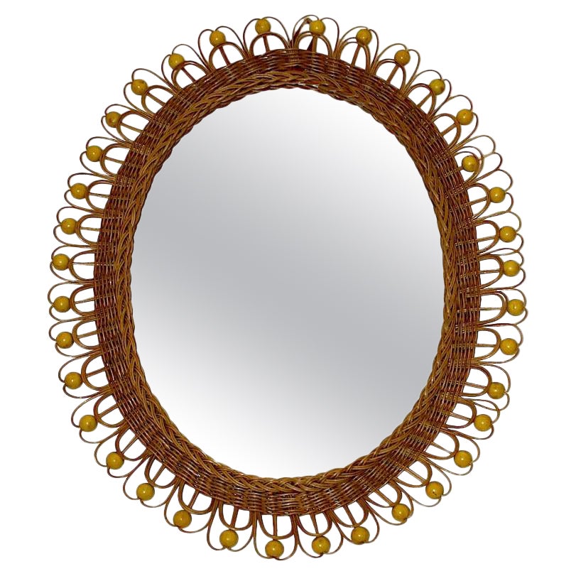 Specchio da parete ovale in rattan organico giallo perle di pavone 1970s Austria in vendita