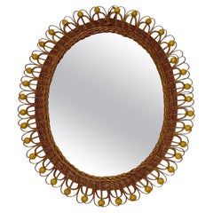 Espejo de pared ovalado de ratán orgánico perlas amarillas pavo real años 70 Austria