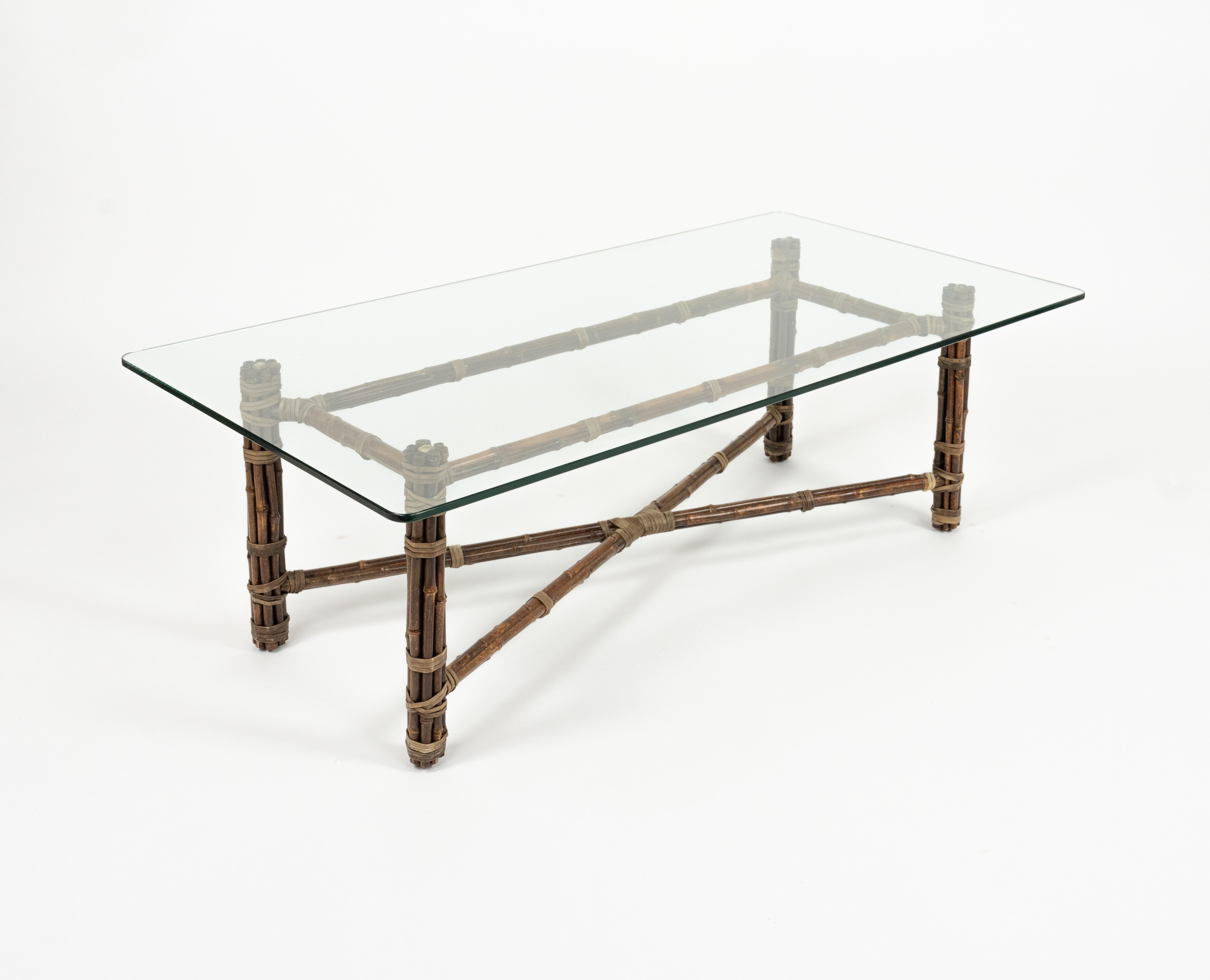 Table basse rectangulaire en bambou, cuir et verre par McGuire, 1970 en vente 2