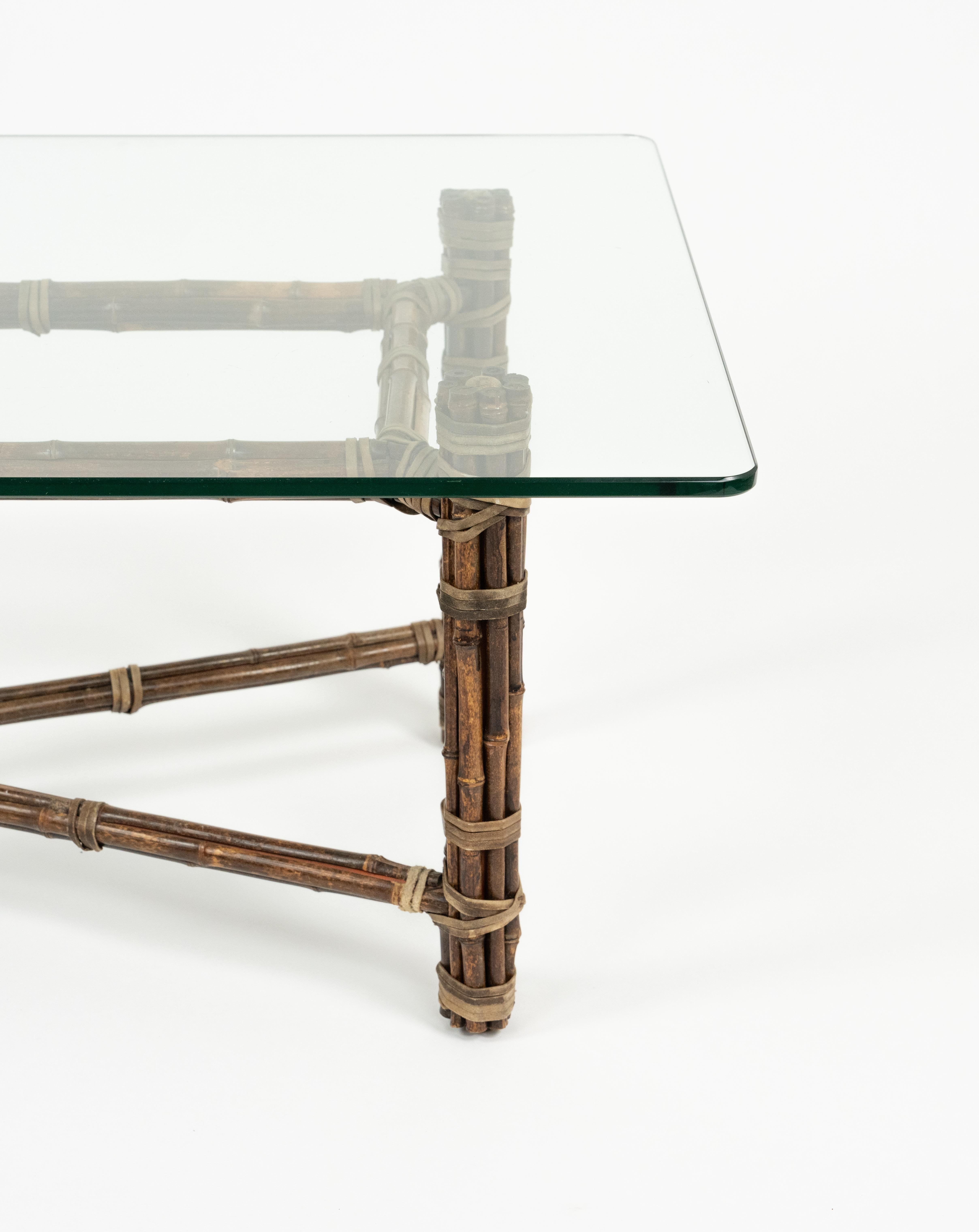 Table basse rectangulaire en bambou, cuir et verre par McGuire, 1970 en vente 5