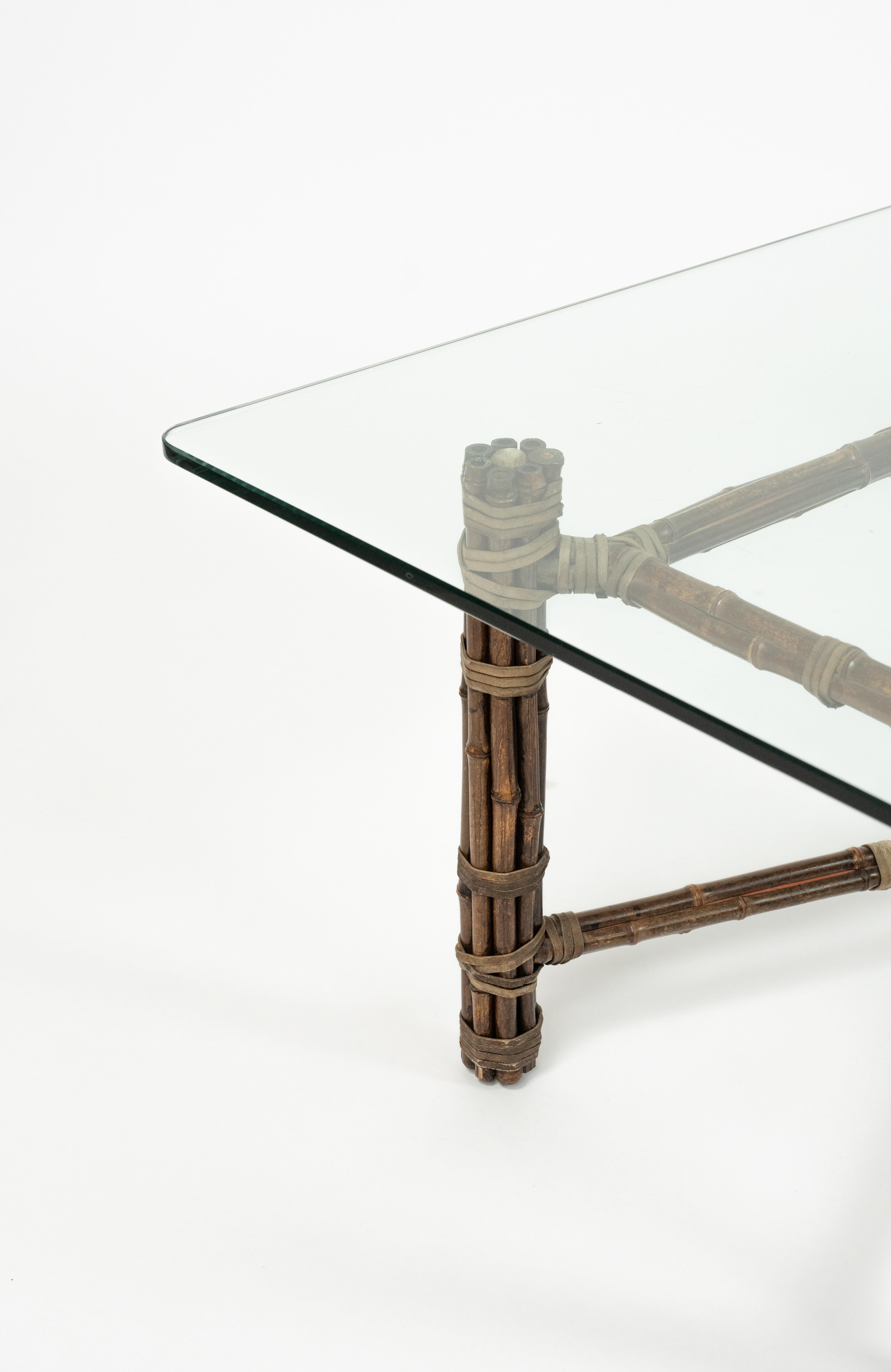 Table basse rectangulaire en bambou, cuir et verre par McGuire, 1970 en vente 8