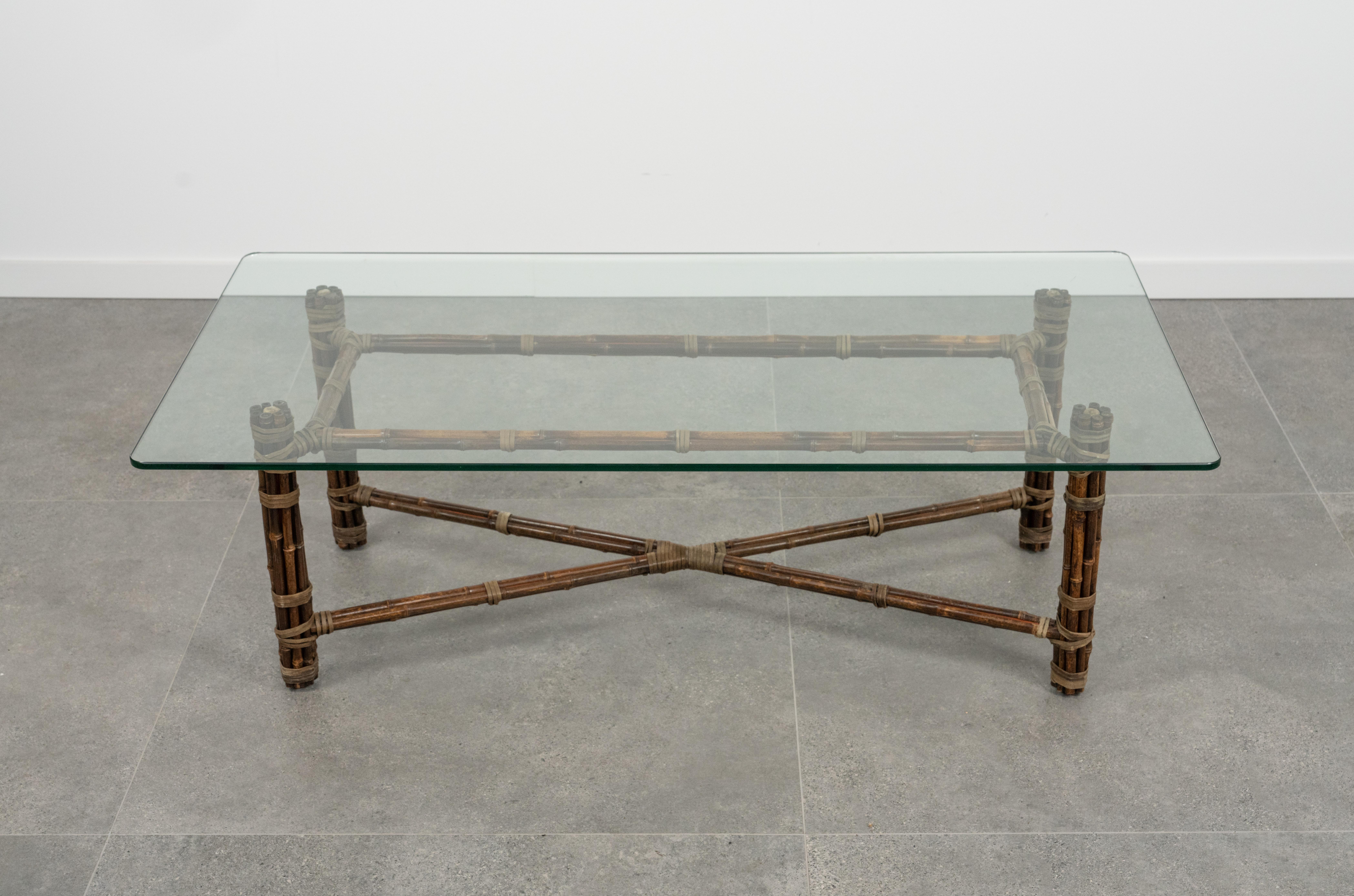 Table basse rectangulaire en bambou, cuir et verre par McGuire, 1970 en vente 10