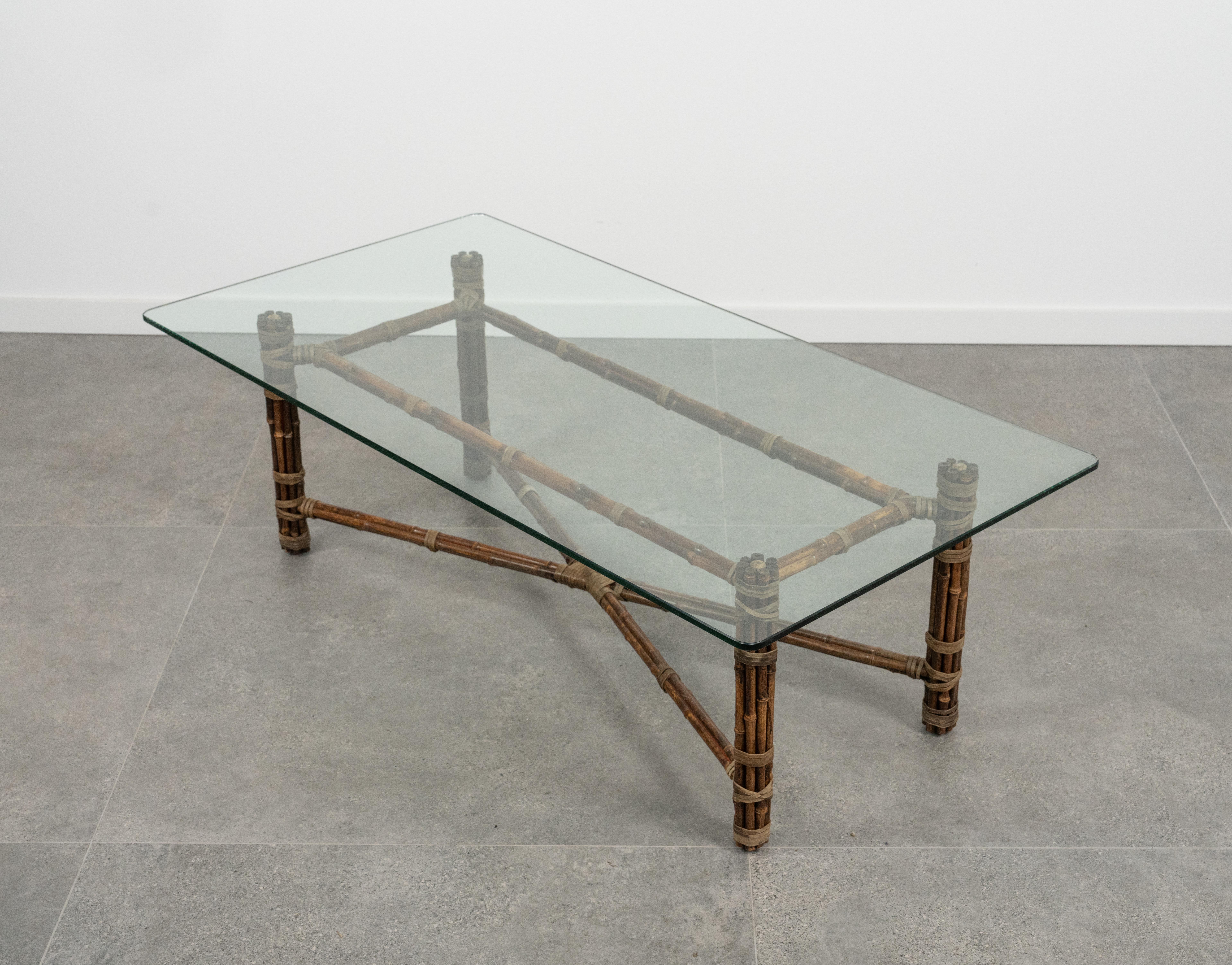 Table basse rectangulaire en bambou, cuir et verre par McGuire, 1970 en vente 11