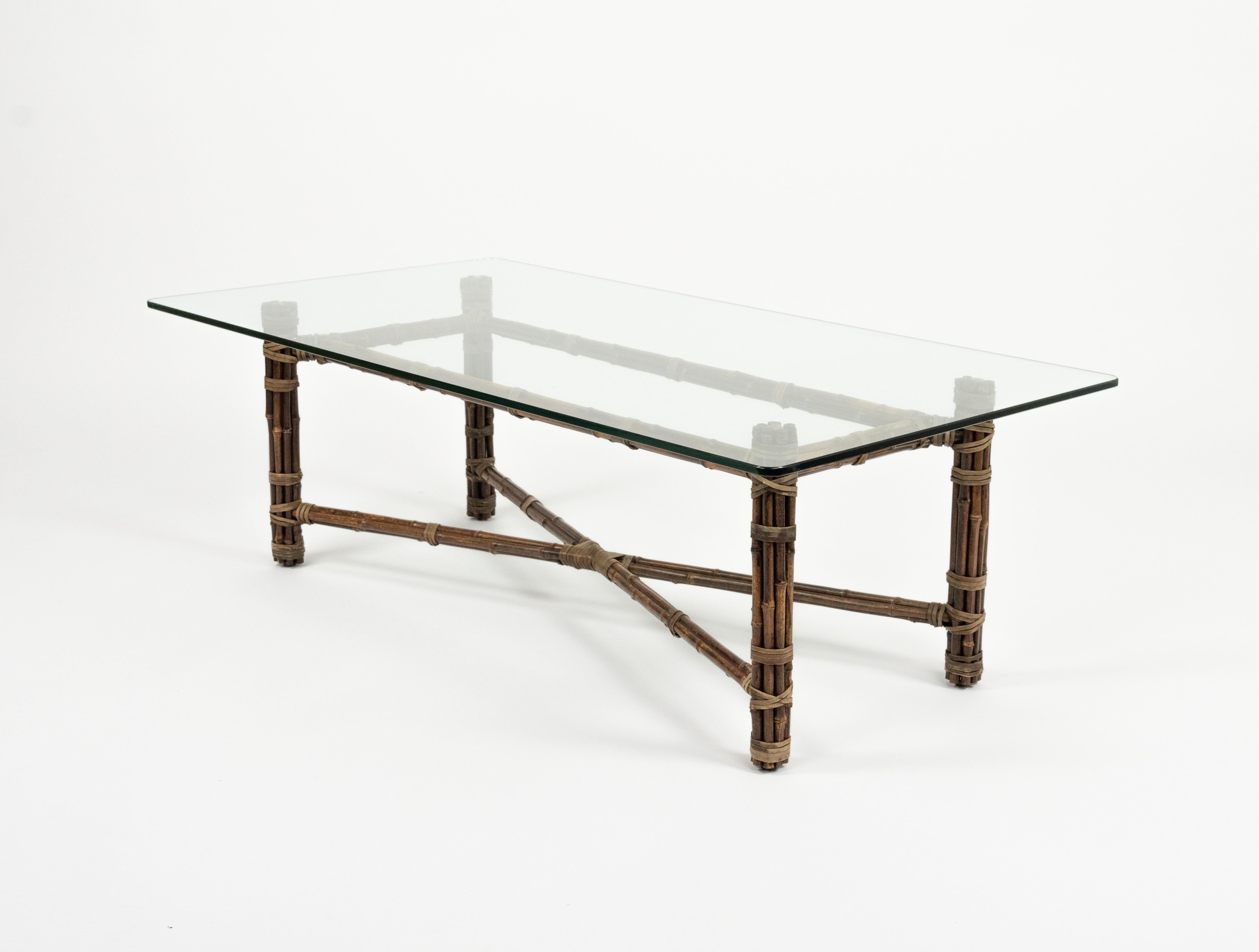 Mid-Century Modern Table basse rectangulaire en bambou, cuir et verre par McGuire, 1970 en vente