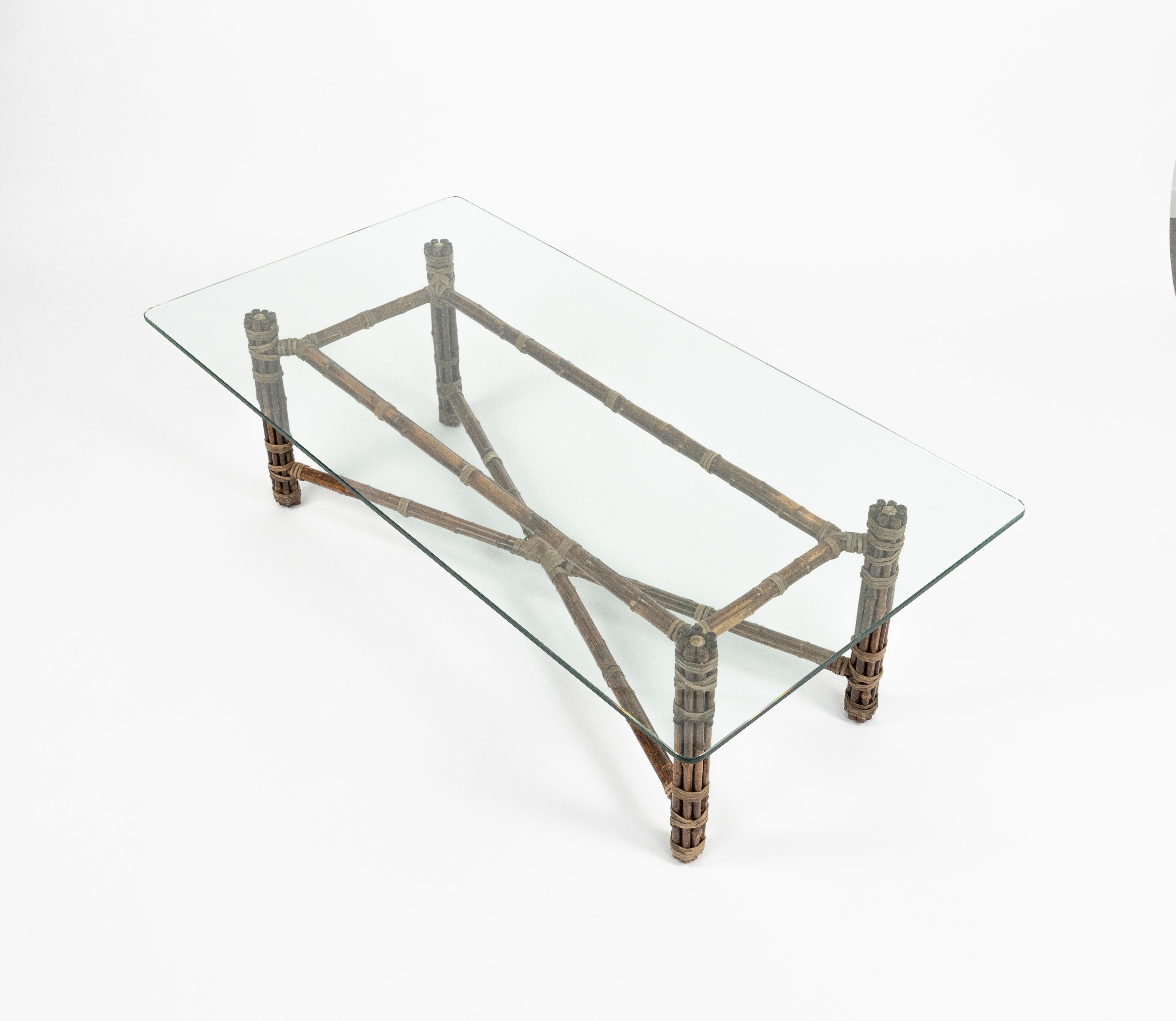 Centraméricain Table basse rectangulaire en bambou, cuir et verre par McGuire, 1970 en vente