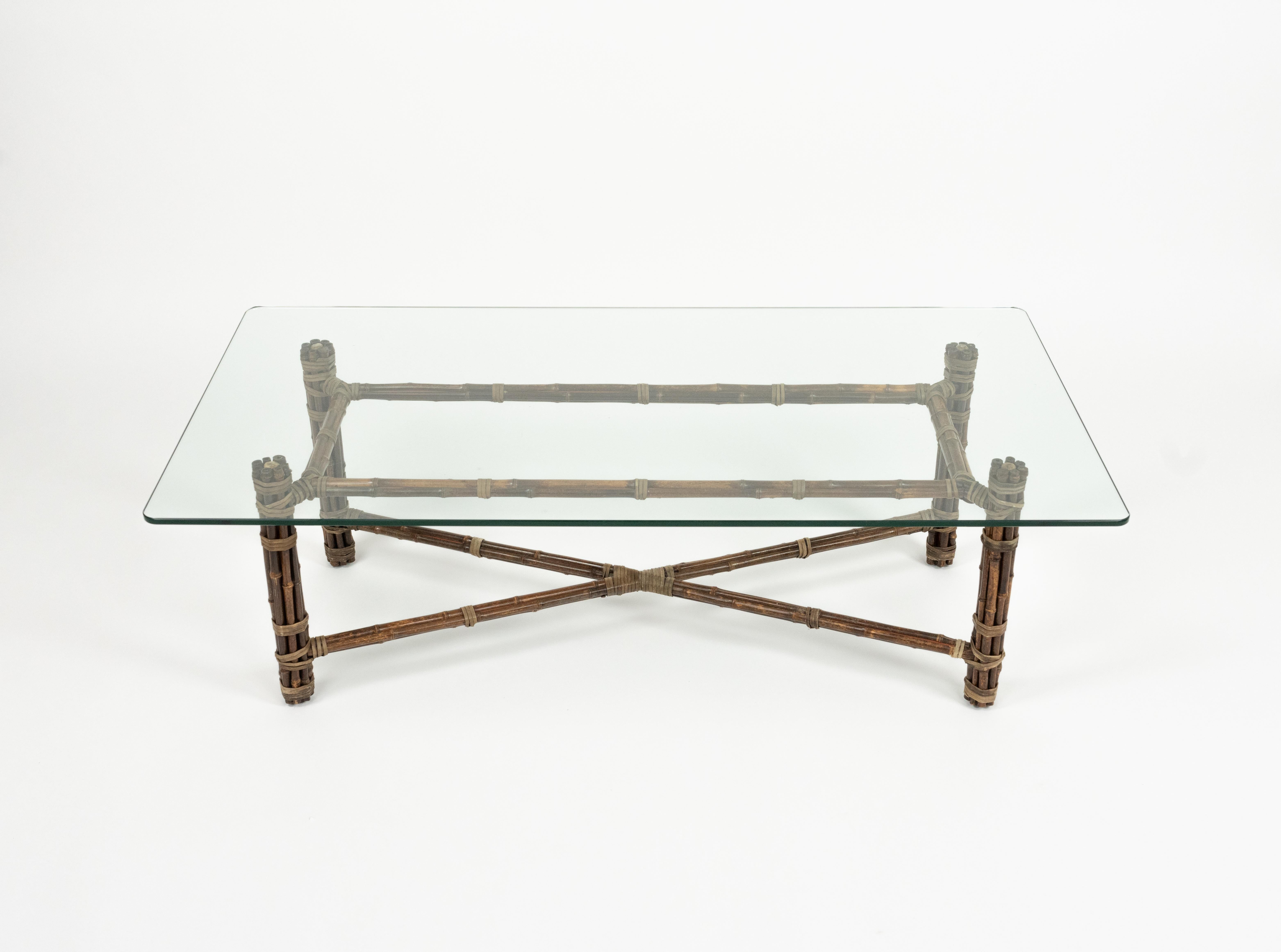 Fait main Table basse rectangulaire en bambou, cuir et verre par McGuire, 1970 en vente
