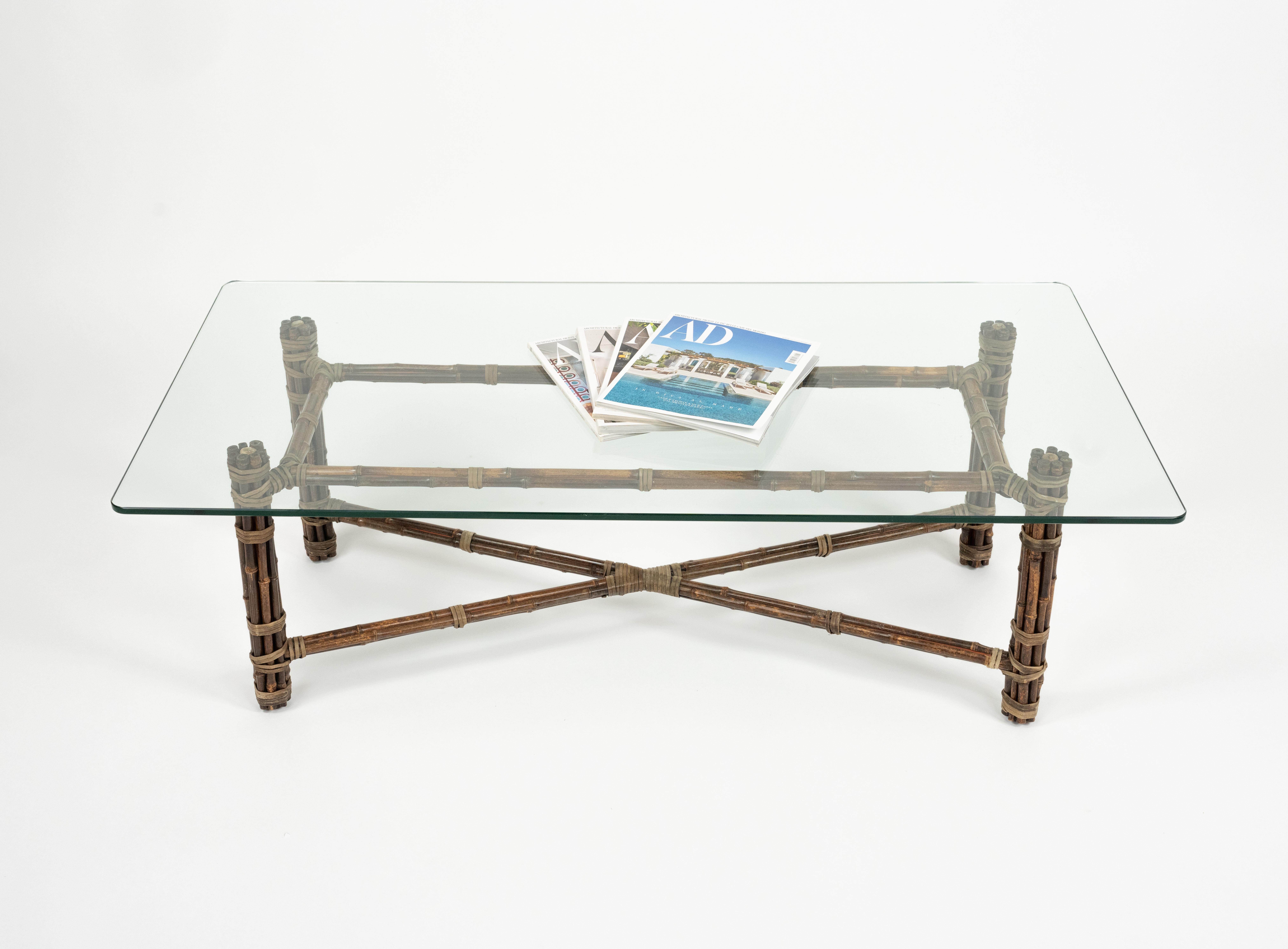 Table basse rectangulaire en bambou, cuir et verre par McGuire, 1970 Bon état - En vente à Rome, IT