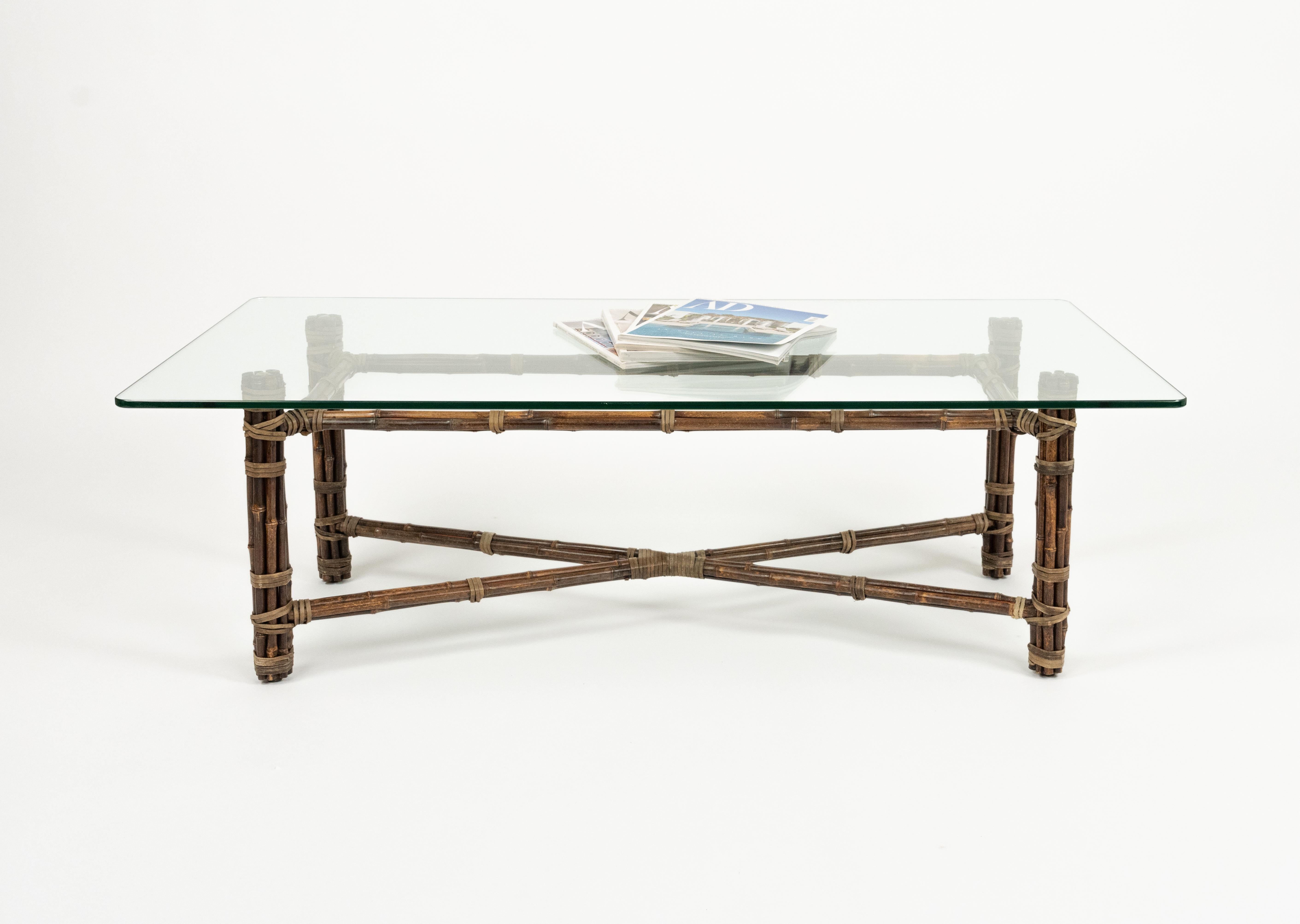 Fin du 20e siècle Table basse rectangulaire en bambou, cuir et verre par McGuire, 1970 en vente