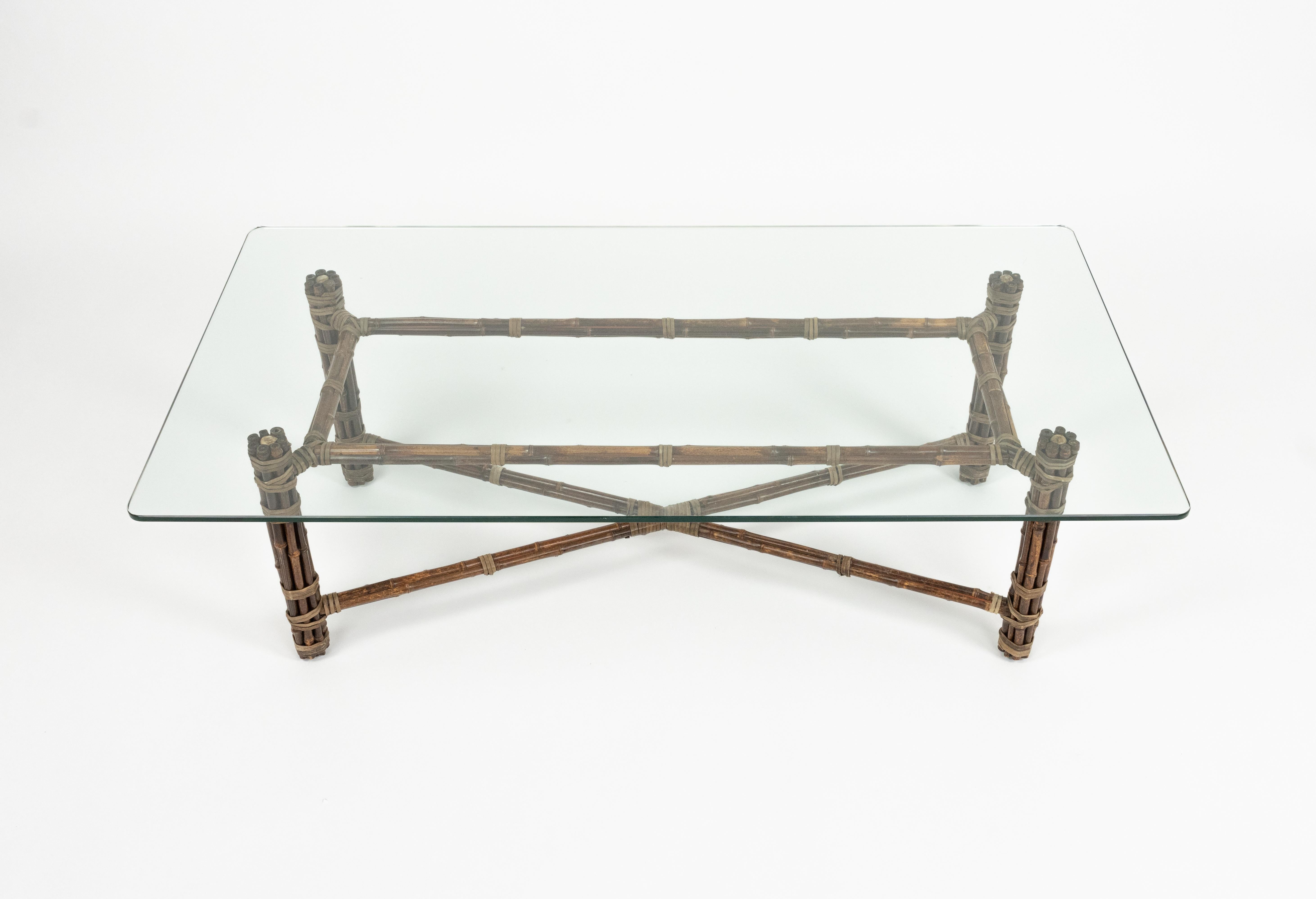 Cuir Table basse rectangulaire en bambou, cuir et verre par McGuire, 1970 en vente