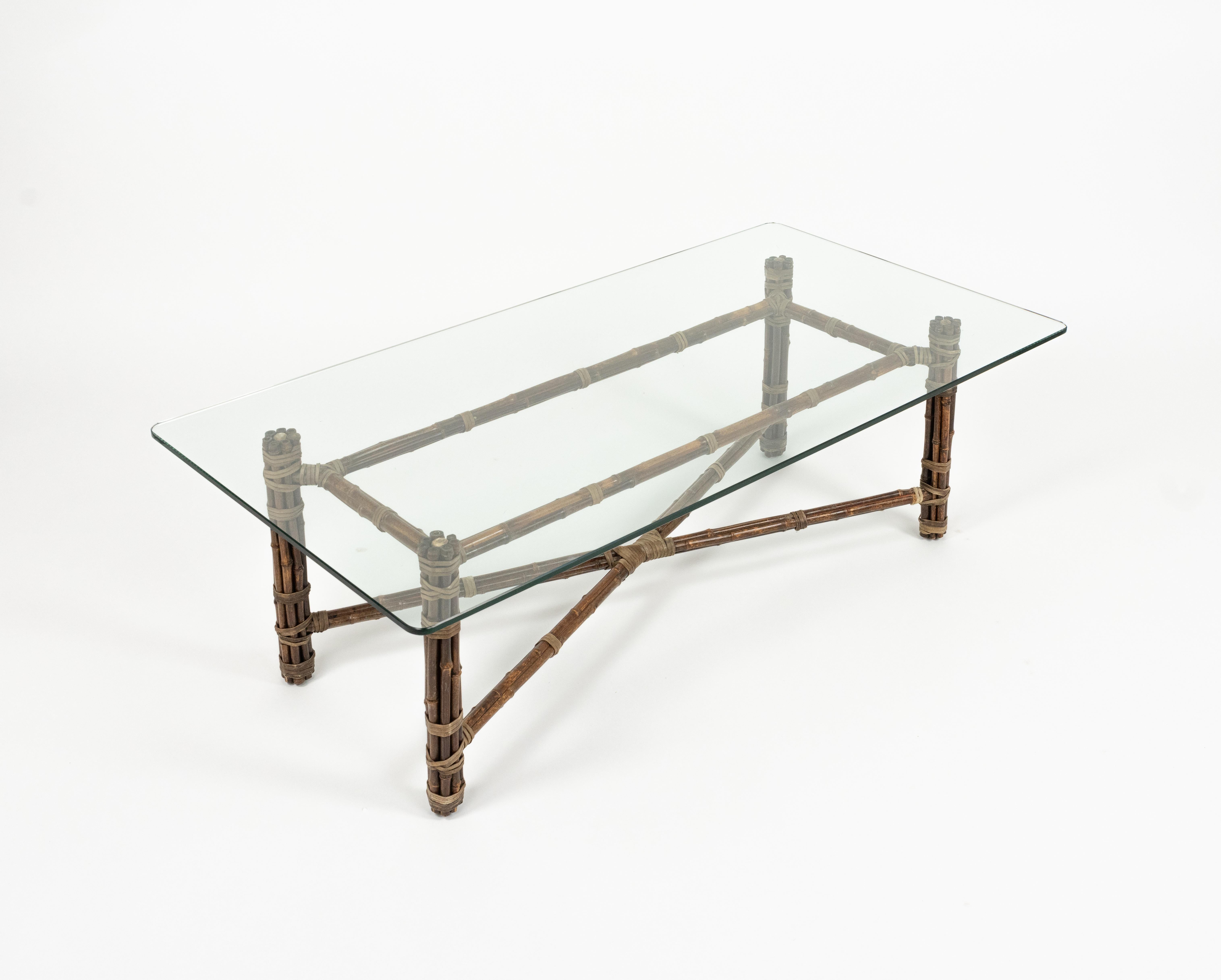 Table basse rectangulaire en bambou, cuir et verre par McGuire, 1970 en vente 1