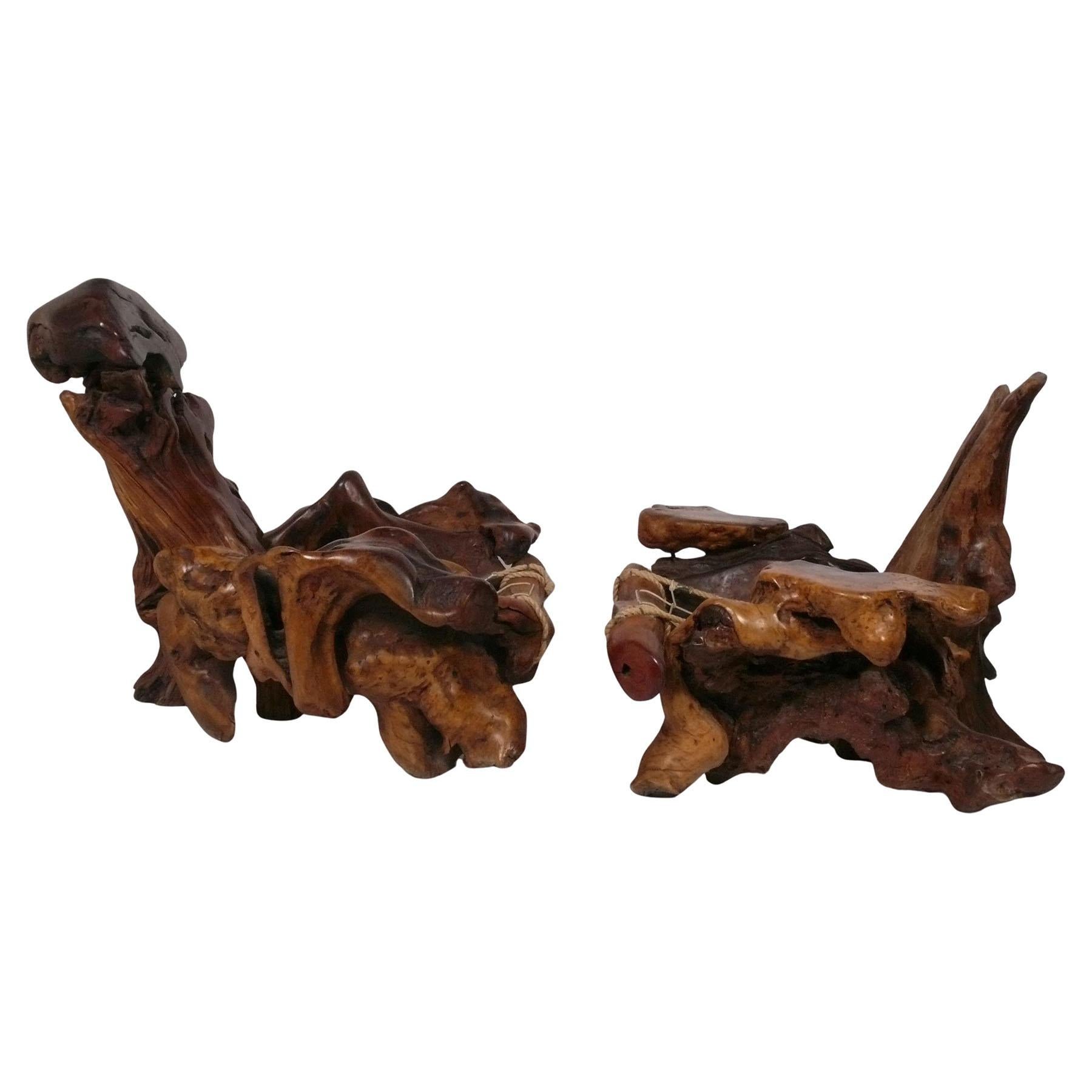 Sedie e pouf scultorei in legno di sequoia, realizzati a mano da Ken Greene & Greene, americano, circa anni '70. Hanno un design organico e libero che si abbina bene agli articoli di George Nakashima o Philip Lloyd Powell che abbiamo attualmente in