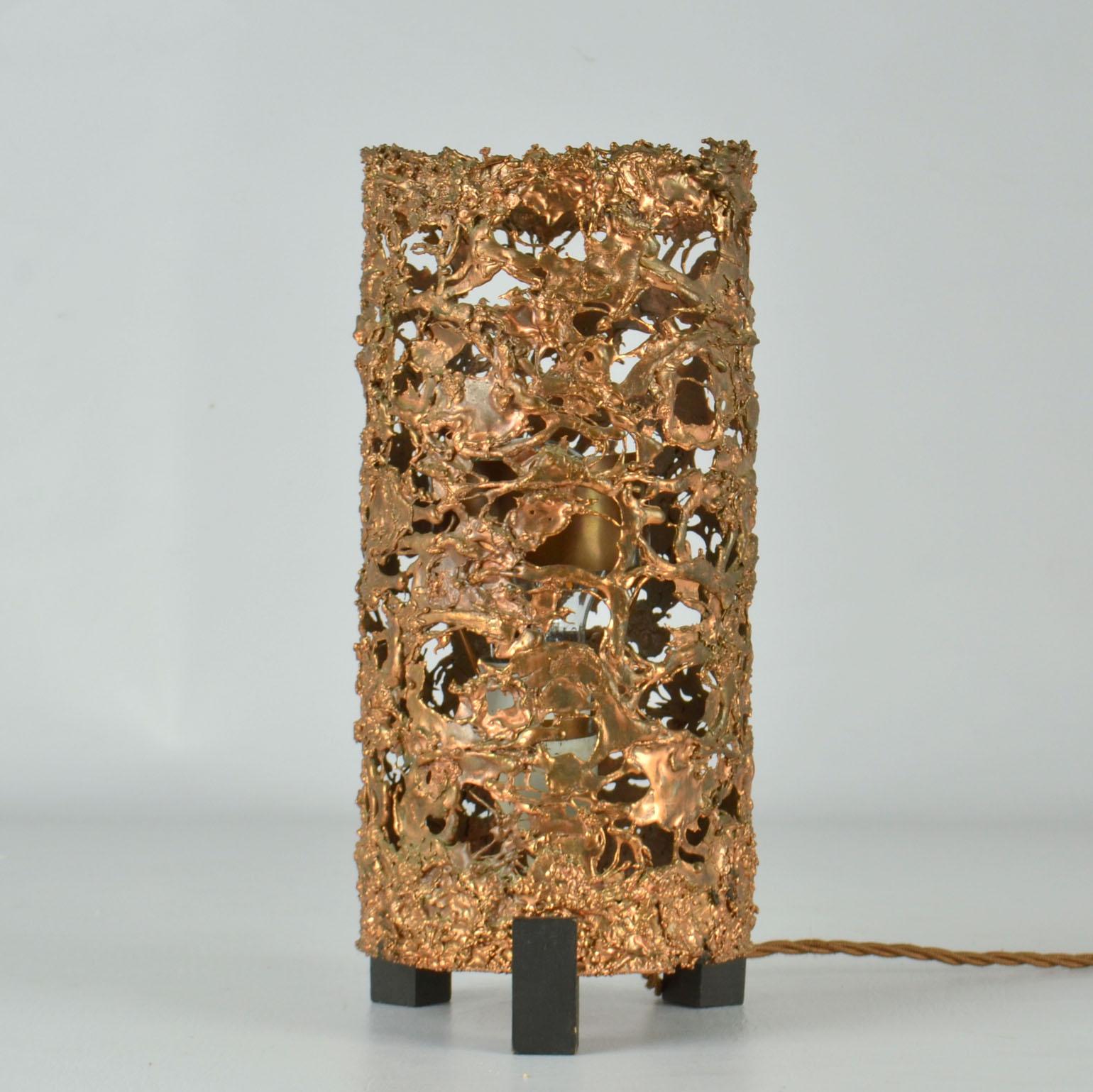 Scandinavian Modern Organic Relief Copper Table Lamp by Aimo Tukiainen Finland, 1960's For Sale