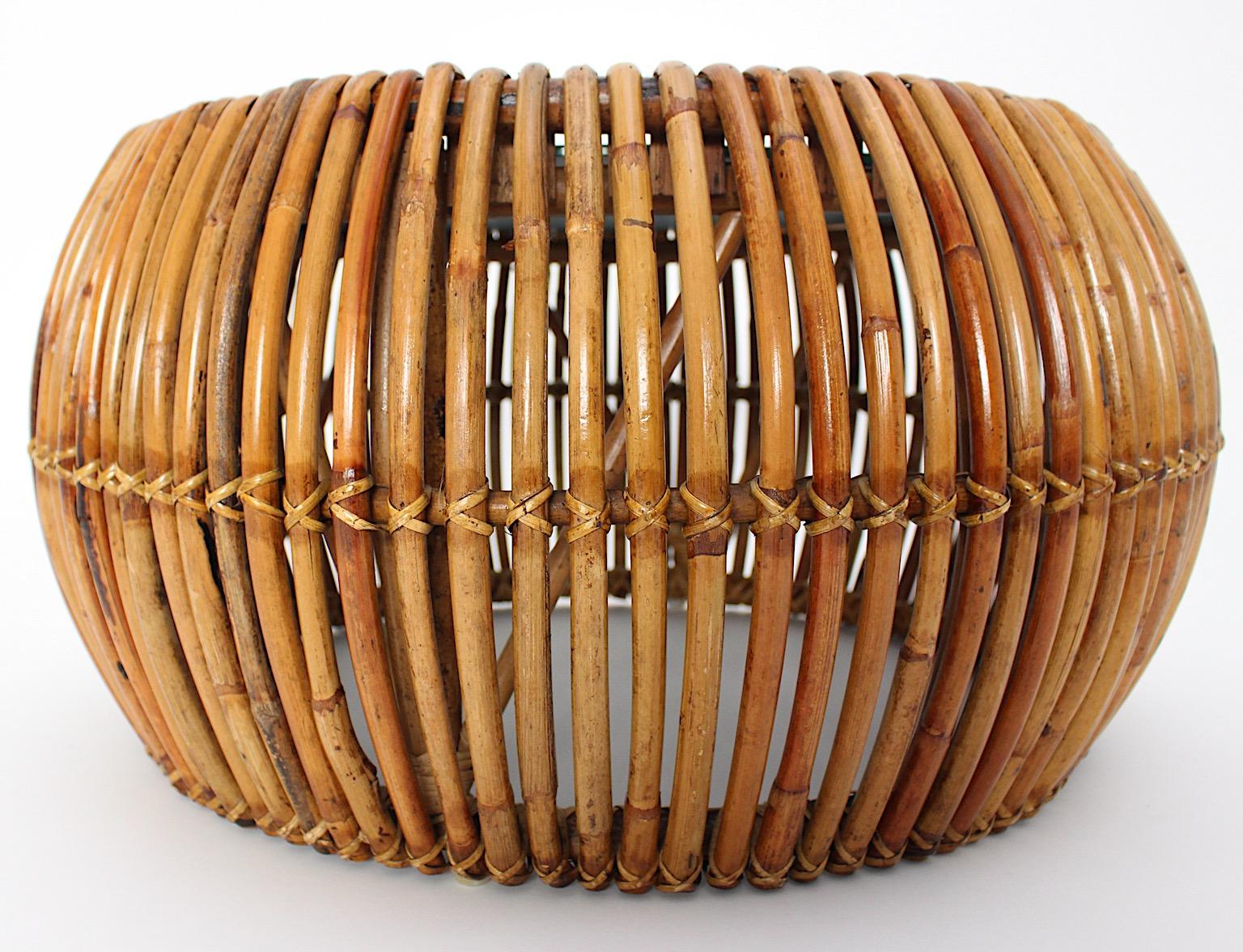 Runder Rattan-Sofatisch im Riviera-Stil mit Spiegel, 1950er Jahre, Italien im Angebot 1