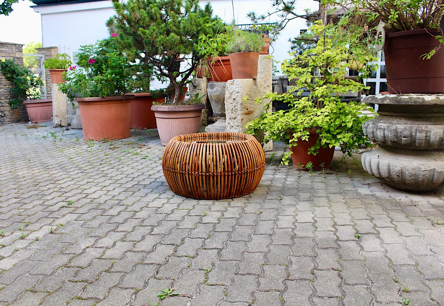 Runder Rattan-Sofatisch im Riviera-Stil mit Spiegel, 1950er Jahre, Italien im Angebot 3