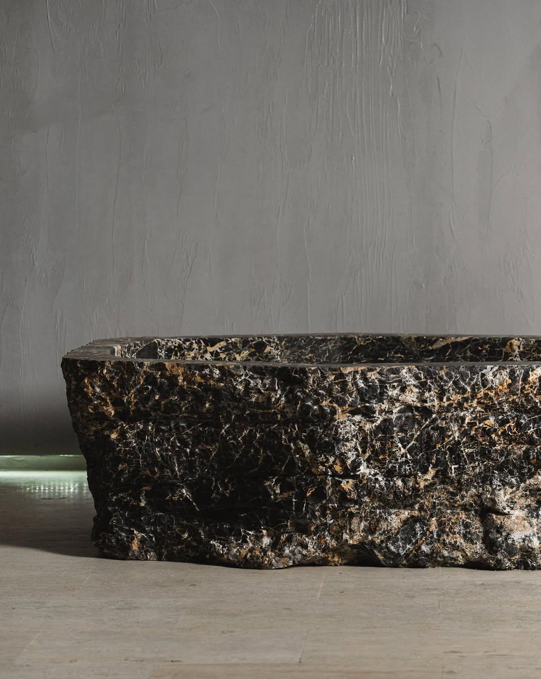 Organic Rough Form Baptiz Black and Gold Marble Bathtub by Andres Monnier For Sale 1